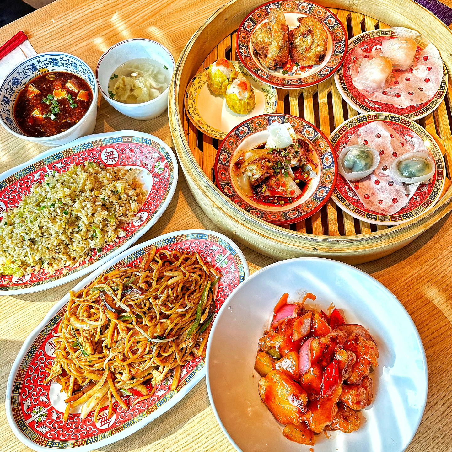 .
🇭🇰🇭🇰 홍콩가고 싶은 사람!? 🇭🇰🇭🇰

홍콩 맛도리 천국인거 알지?? 
이제 한국에서도 홍콩음식을 즐길 수 있다구!!!

#협찬 #크리스탈제이드천호점

천호백화점에 위치해서 주차도 편하고 12층에 위치해 탁드인 시티뷰를 볼 수 있는곳! 
마음같아선 모든 메뉴를 먹어보고 팠지만 끌렷던 몇가지 추려봤어!! 자 그럼 홍콩미식여행 가보자고~

🟣홍콩식 딤섬 플래터
5가지 육즙 가득한 딤섬을 한번에 맛볼수 있어! 부추교자, 새우교자 등이 포함되 있고 난 갠적으로 새우교자 진짜 환상이였움🦐

🟣채소계란밥과 마파두부
고슬고슬한 계란볶음밥만 먹어도 맛잇는데 간이 쎄지않음 마파두부랑 같이 먹으면 얼마나 맛잇겠냐구~

🟣상해식 탕수육
진득한 소스와 두툼한 고기튀김의 조합! 부먹파들 환장파티할 맛!!

🟣돼지고기 차우면
홍콩하면 또 면 아니겠냐구! 한입 호록하면 홍콩영화 주인공이 된 듯한 맛!!

#천호맛집#천호맛집추천#천호역맛집#천호동맛집#천호현대백화점맛집#천호로데오맛집#강동구맛집#강동구맛집추천#서울이색맛집#딤섬맛집 #가지가지