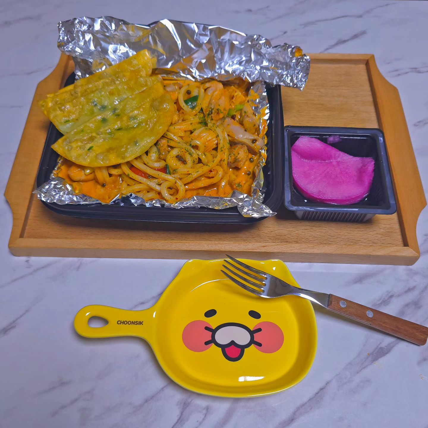 #자두의먹방 #내돈내산

요즘 내가 한창 빠져있는게 "마라로제" 다
두찜을 필두로 엽떡 그리고 요즘의 최최최애 바로 ~

기영이숯불두마리치킨 마라로제숯불치킨

진짜 양도 많고 맛이 짱짱맨이신것이다
우동사리추가하면 소스가 범벅되어서 진짜 넘 맛있다
그리고 납작만두랑 쌈무에 함께 싸서먹으면 먹는내내 질리지 않고 먹을수 있다
추가주문까먹었는데
튀김오뎅추가시켜서 꾸덕한소스에 푹~ 찍어먹으면 최고임!

원래 고추랑 땅콩이 많이들어있는데 내취향은 아니라
제외해서 주문합니다

진짜 한번만 머거봐요🥹 

#치킨 #야식 #기영이숯불두마리치킨 
#마라로제 #food