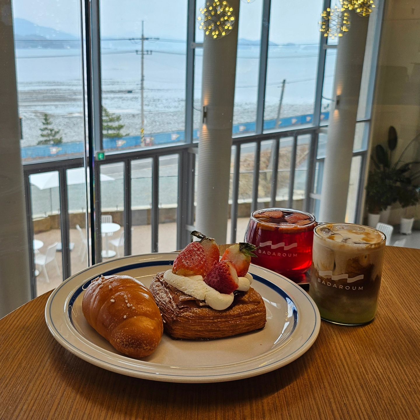 창원 마산합포구에 위치한 뷰맛집 카페 "바다로움"
넓은 전용 주차장이 있어 주차걱정 no!

다양한 베이커리류와 바다로움만의 시그니처 음료들😍❣️
내부 인테리어도 깔끔하고
바다를 바로 앞에서 볼 수 있는 야외좌석도 준비 완료!
한쪽 벽이 통유리로 되어있어서
어느 자리에서도 바다를 감상할 수 있다.

달달한 코코넛향이 나는 음료 위에 
부드러운 크림이 듬뿍 올라가있는 카야비엔나 추천!

❣️바다로움
❣️경남 창원시 마산합포구 진전면 회진로 1593
❣️매일 11:00~21:00

#협찬 #혜잇 #혜잇_경남 #바다로움 #오션뷰 #오션뷰카페 #창원카페 #마산카페 #창원맛집 #마산맛집 #창원디저트