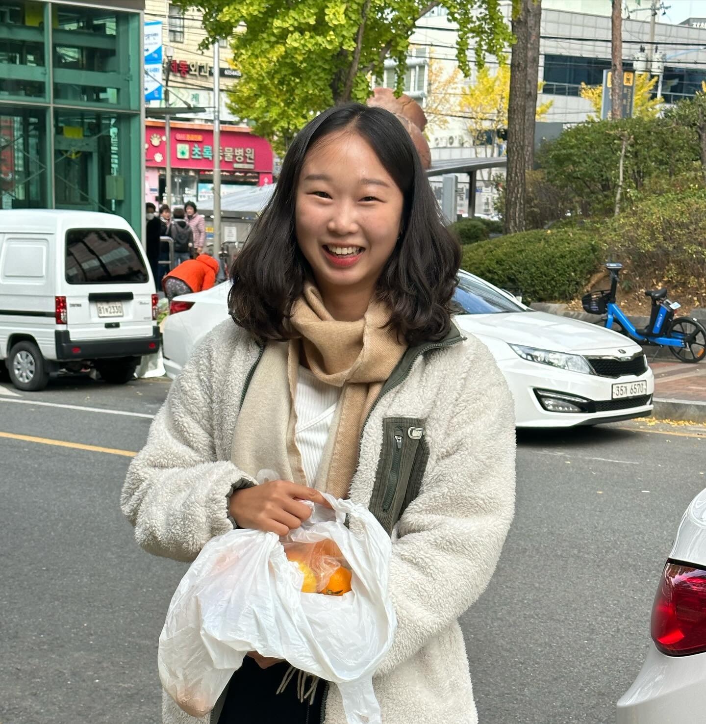 🌈담고 싶은 내 모습을 담는 너
또 그 사진이 맘에 드는 나

🍊서귀포서 받아온 맛있는 귤을 밀양여행에서 나눠주고 다닌 나
배로 서비스 주시고 웃어주시는 밀양사람들

‘진짜 이기심=이타심’ 맞는거 같다

❤️ ‘사랑의 조건은 혼자서도 제정신을 유지하며 외로움을 견딜 수 있는 자아의 강인함과 독립성, 온전함을 갖추는 것이다. 사랑은 자발적 행동으로, 여기서 자발성은 말 그대로 자신의 자유로운 결정에 따라 행동하는 능력을 말한다.’ 

-에리히 프롬<우리는 여전히 삶을 사랑하는가>

#에리히프롬 #우리는여전히삶을사랑하는가 #독서모임 #귤 #사랑 #loveyourself #사랑공부 #읽고실천하기