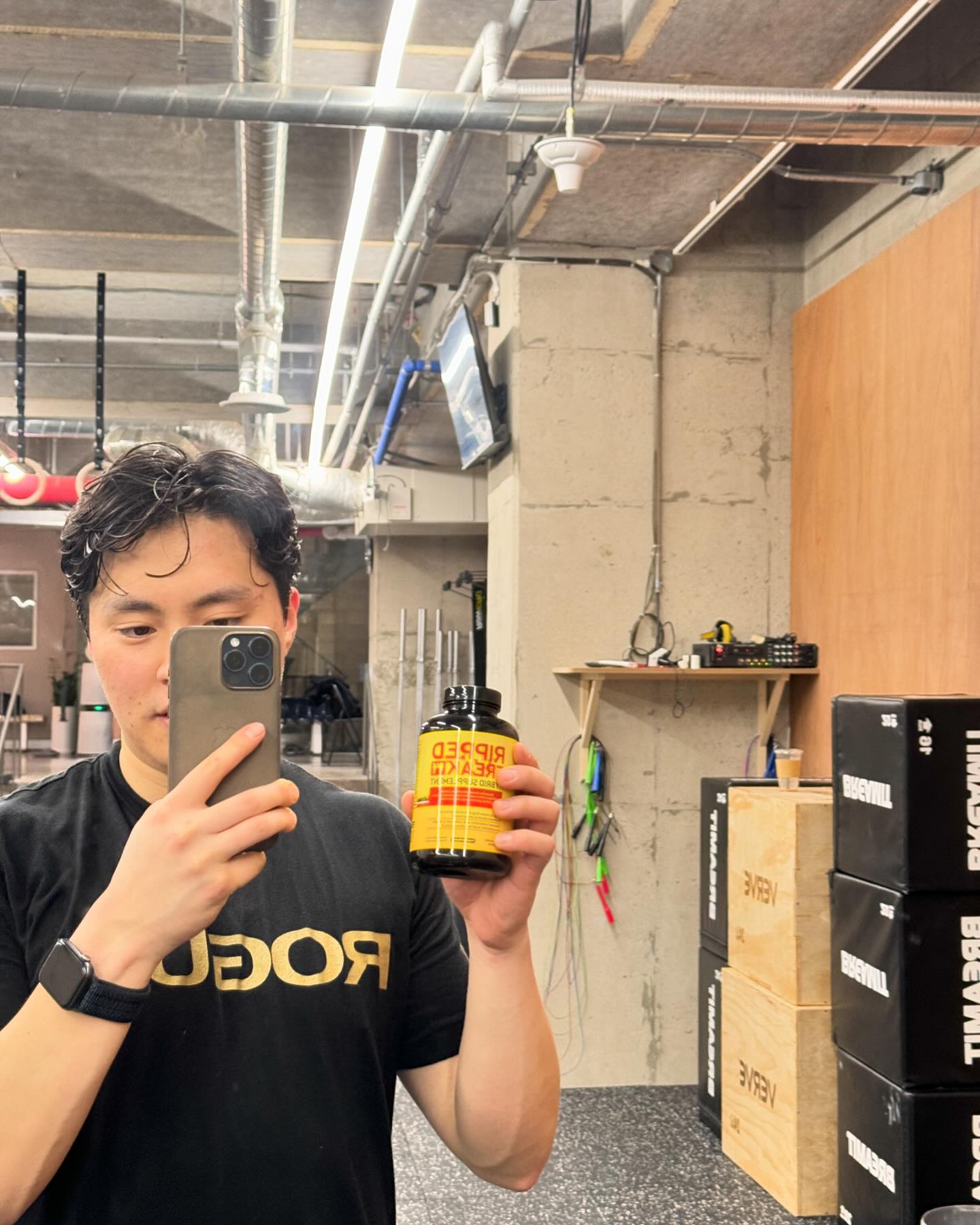 다시 시작한 크로스핏🔥

현재 8개월 쉬고크로스핏 다시 시작한 지1달 차 직장인 크로스핏터가 운동 수행능력을 다시 향상 시키기위해 급하게 찐 살들을 빼기 위해 먹기 시작한 리피드프릭!! 이거먹고, 살도 조금씩 빠지는 거 같아요. 그래서 점진적으로 와드 수행능력이 향상되는거 같아요👍🏻

카페인도 함량이 되어 있어 운동 전 드시고 운동해도 좋을거 같아요💪🏼
이거 먹고 땀이 비오듯 오더라고요. 땀 빼기 추천합니다😭😅

#먹는땀복 #리피드프릭 #눈바디 #급찐살 #rippedfreak #작심3일 #pt쌤추천 #협찬 #광고 #리피드프릭 #다이어트 #체지방연소 #헬스부스터 #다이어트일기 #운동인증
