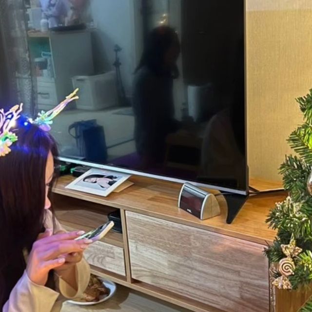 헬꼼째니 on Instagram: "#광고 #마른파이브150D검정스타킹 치마 없인 못사는 1인이라 그만큼 스타킹 착용은 필수잖아요. 항상 얇은 살색 스타킹만 신었었는데 올겨울은 정말 추워서 도톰한 검정