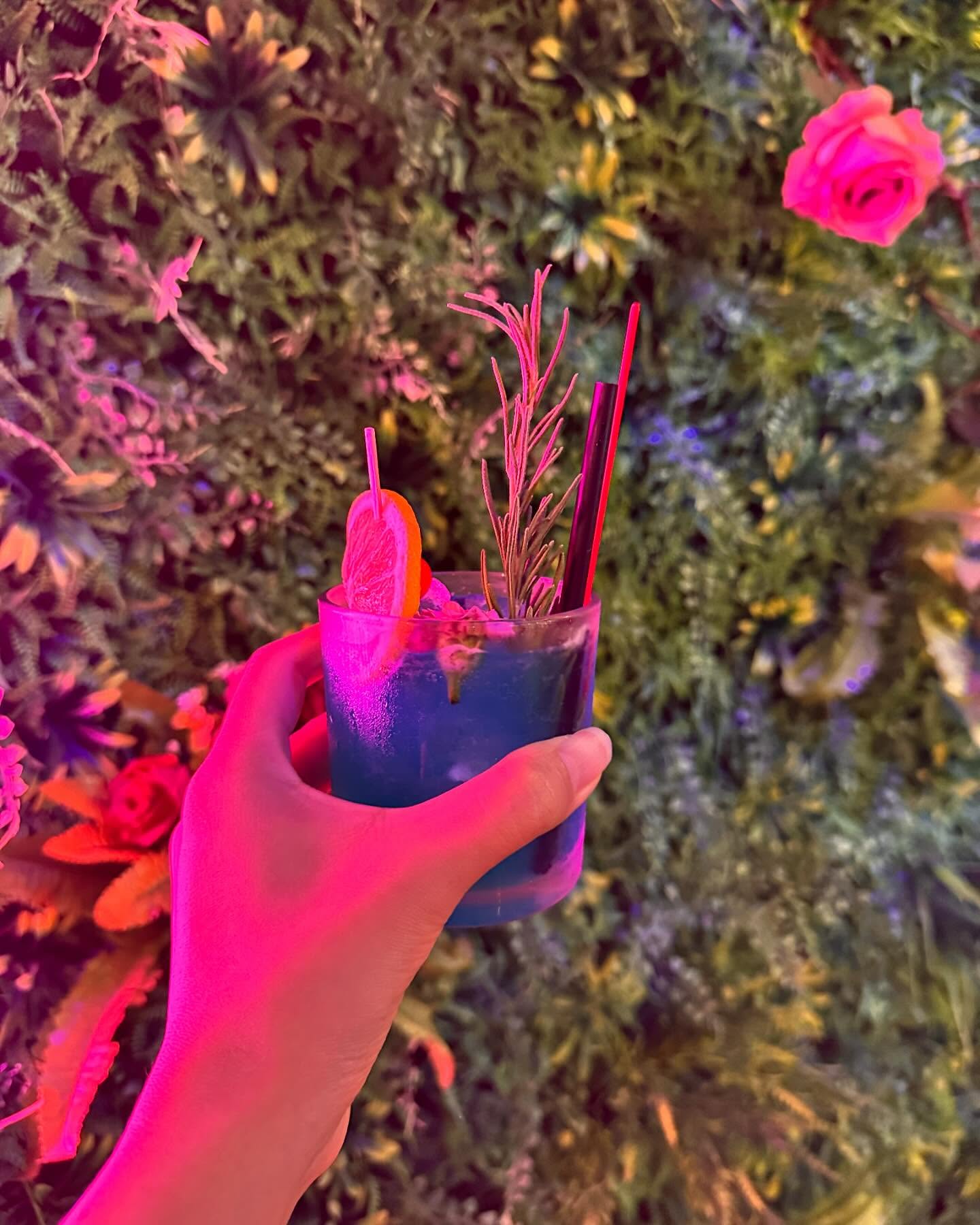 여기저기 🗝️엔틱한 가구와 소품들로 가득했던 #락소울윙
간만에 홍대 나들이~~ 😻
락소울링의 시그니처 칵테일 🛍️슈뢰딩거의 한잔!

화려한 꽃장식으로 가득한 패키지를 열면
바다처럼 영롱한 컬러가 뿅!🌈
상자를 열기전까지는 모른다는
슈뢰딩거의 실험에서 모티브를 얻었다고.한다~ 

블루하와이 같기도 한데… 맛은 약간 다름!
새콤함이 깃든 소다맛?

하몽을 얹은 멜론은 마가리타와 더 잘 어울려서
다음에는 데낄라와 함께?
그리고 내가 마셔본 마가리타중에 가장 예뻤다!👍

가볍게 2차 한잔~~아니 사진 맛집으로도 강추👀

#홍대 #서교동#홍대거리#홍대바#홍대칵테일#홍대입구칵테일#홍대술집#홍대파스타#홍대분위기좋은술집