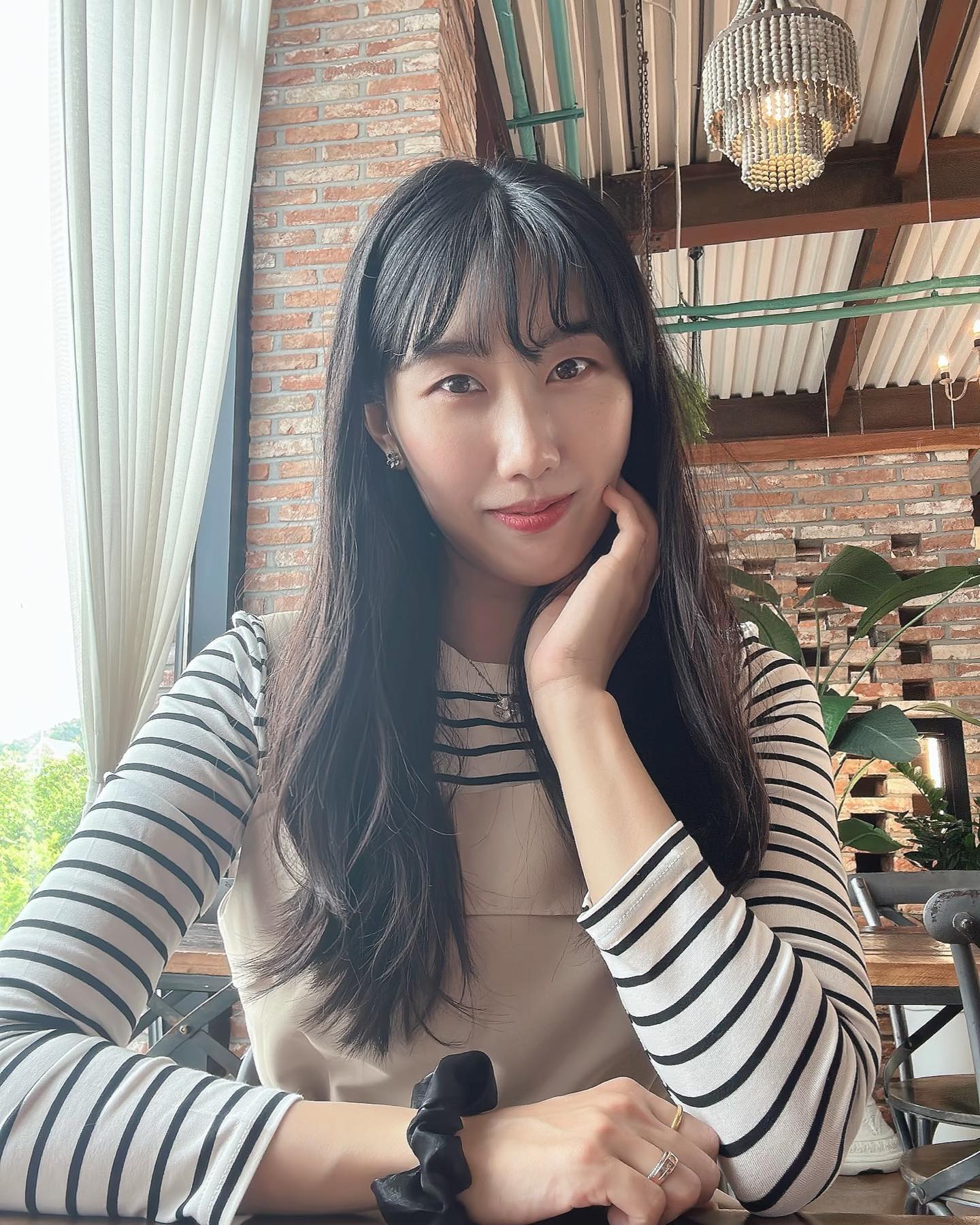 간만에 남편이랑 외식😎
발 다치고나서 집에서 시켜먹거나 해먹기만하다가 진짜 오랜만에 나왔당!
베지는 아빠 발 다 나으면 함께하자🥺
엄마가 은성랑 너랑 둘 다 케어하는건 아직 무리얌🫠
분명 눈이랑 입술은 날 닮은 것 같은데…
저렇게 보니 넘나 아빠아들😕
실컷 찡찡거리다가 조금 자고 귀가한 외출…
다리 더 나아지면 많이 놀러 다니장!!!
.
#샐스타그램 #주말 #데이트 #육아스타그램 #동갑내기부부 #붕어빵부자 #파머스빌리지 #호랑이띠맘소통 #양주카페