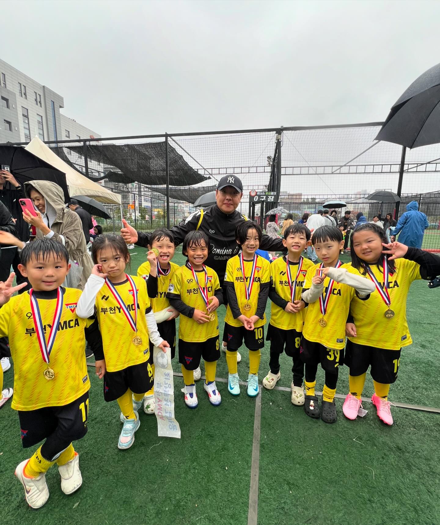 #ymca축구대회
태빈이는 동해번쩍 서해번쩍 열심히 달려서
3골?4골? 을 넣었고 ㅋㅋㅋ다시한번 체육인이라 생각이드는군ㅋㅋㅋ
각팀 지도교사st 로 경기장에들어가 아이들 사진찍어도 된다고하여 대표로 아이들 모두 사진찍느라 정작 태빈이 독사진과 가족사진은 못남겨
조금 아쉽지만ㅋㅋ그래도 아스단의 마지막 행사 너무 즐거웠기😘
축구선수 가 꿈이라 했는데 ㅋㅋㅋ해라 ㅋㅋㅋ