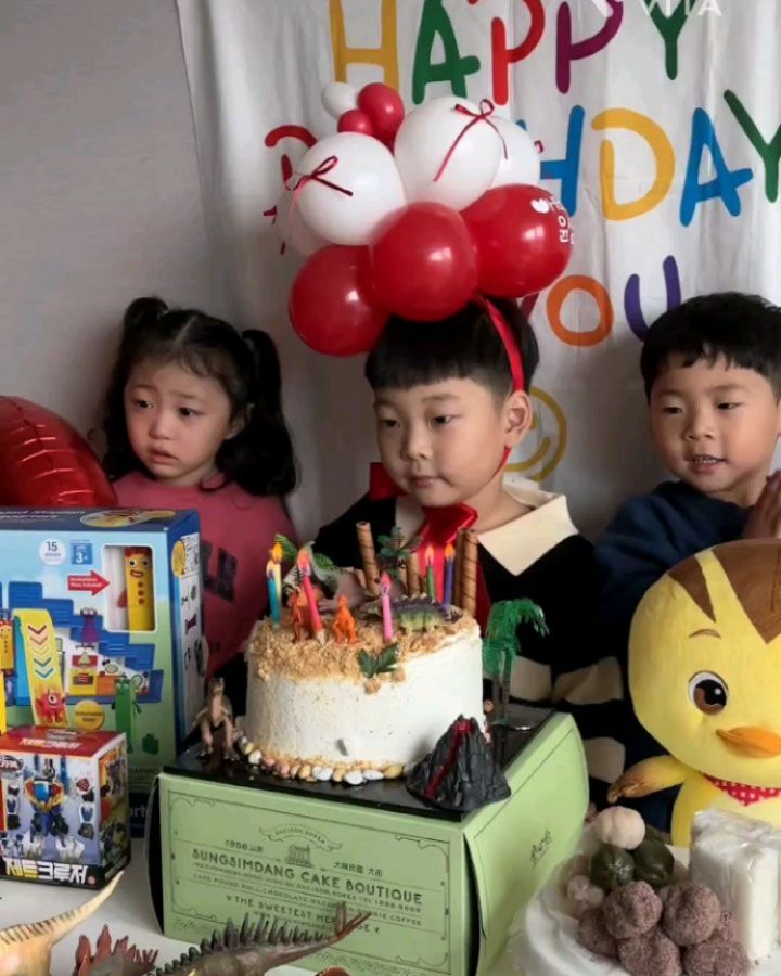 온 마음 정성 다 쏟아 준비한
윤성이 생일파티❣️
풍선케이크 모자도 직접 만들고,
공룡케이크도(!) 직접 만들어서 준비해땅

생일 선물이 너무 마음에 든 윤성이덕에
기쁘고 화나고 빡쳤던 생일파티지만
그래도 사랑한다 남윤성
널 어떻게 사랑해줘야 사랑이 넘치는 아이로 키울수 있을까

#남_윤성 #윤성이생일 #생일파티 #생안축하해
#6살생파 #풍선케이크 #공룡케이크