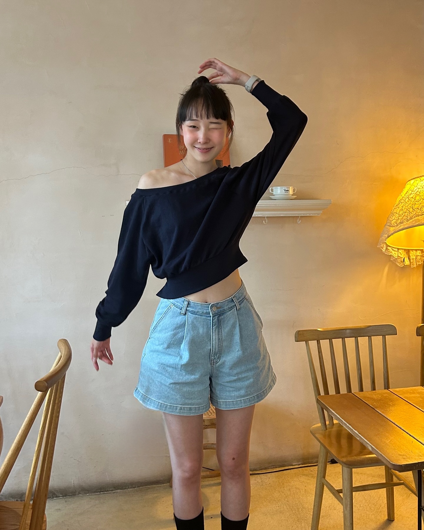 라운지웨어로 딱인 프링 슬릿 오프숄더는 
편안하면서도 스타일리시한 룩으로 딱인 아이템이에용🫶🏻

오프숄더 디자인이 어깨를 살짝 드러내서 여성스러움을 강조하기 좋고 
슬릿 디테일은 활동성을 높이면서도 유니크한 포인트를 더해준답니다🤍