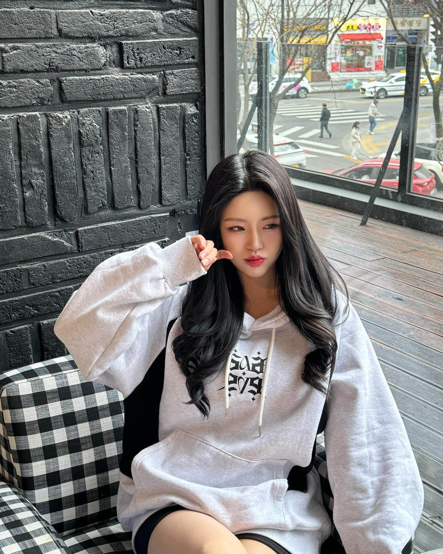 🧸뚠뚠 많이 먹어야 되는 날엔 후디 최고👍
다들 맛난거 많이 먹구 즐거운 설 보내기~🥰🤍
.
.
* 착용후드티 *
fevertime_official #피버타임 
배색들어가있는 후디로 포인트있어서 이쁘고
모자 사이즈 넉넉해서 여리여리핏 가능!🖤

#피버타임후드티 #후드티코디 #후드티추천 #후드티 #여자후드티 #여자후드티코디 #여자후디코디 #후디코디 #여자패션코디 #여자코디 #원마일웨어 #원마일룩 #원마일웨어코디
