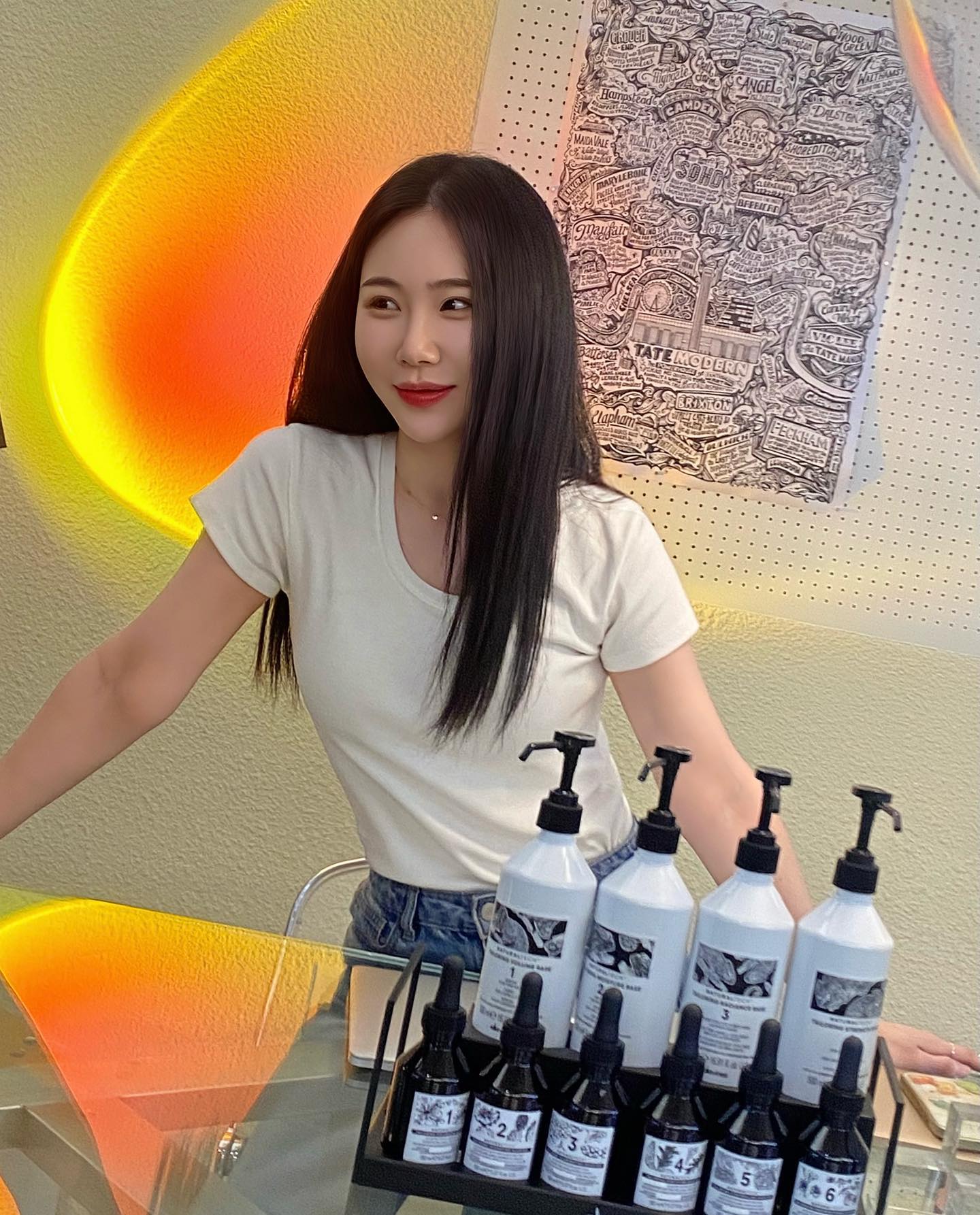 #광고

davines.korea 
davinesofficial 

요즘은 얼굴만큼 헤어와 두피에도 관심이 많아지는 저인데요-

이탈리아의 프리미엄 헤어케어 브랜드,
다비네스의 제품들로 내추럴텍 테일러링 케어를 받고 왔어요!

내추럴텍 테일러링은
다비네스 제품들로 A to Z 헤어와 두피를 관리해주는
고기능 개인 맞춤✔️ 트리트먼트 시술이에요.

일단, 전문 조향사가 추출물을 끌어올려 만드는 덕분인지
관리 과정에 사용된 모-든 다비네스 제품들 향이..
말도 못하게 좋았어요.✨ (진심이에요.)

그냥 향긋하다 정도에 그치는 게 아니라
고급스럽게 은은한 명품 니치 향수를 접하는 느낌이어서
아로마 테라피까지 되는 건가 싶었다구요☁️

그리고 베이스(4종)와 부스터(6종) 24가지 조합 중,
상담과 설문을 통해서 내 고민에 맞는 조합으로! 단 30여분만에,
상하고 엉켜 있던 머릿결이 눈에 띄게 촉촉하고 탱글해졌네요.

그렇게 '보여지기만' 하는 게 아니라
98.9% 자연유래 성분들로 건강하고 내추럴하게 잡아주는 거라
건강한 믿음도 가고 향기로 힐링도 되고!

홈케어로도 꾸준히 건강할 수 있도록 보내주신
에너자이징 씨트닝 토닉과 리플럼핑 헤어 필러 수퍼액티브로도
아침 루틴에 빼놓지 않고 챙겨볼게요🫶🏻

sivillage 

*내추럴텍 테일러링은 작년 10월 글로벌 런칭,
국내에는 11월에 런칭된 살롱 전용 관리로
오직 다비네스 입점 살롱에서만 만날 수 있습니다.

#davines #다비네스 #내추럴텍테일러링 
#헤어트리트먼트 #헤어케어 #헤어관리 #두피관리 #머릿결
#손상모 #손상모케어 #머릿결관리 #헤어살롱 #자기관리
#자기관리하는여자 #다비네스입점살롱 #성수동 #뷰티포스마일