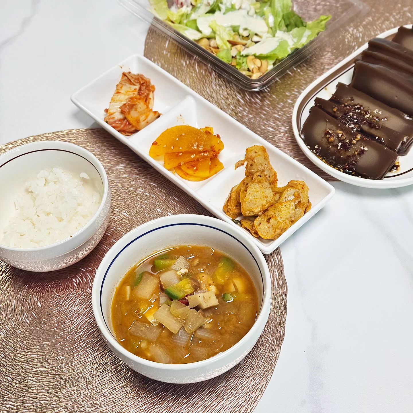 오늘 점심은 지인분께서 하시는 #콩이로운 에서 받은 #청국장밀키트 로 요리했는데 정말 맛있었어요 😍
청국장 드시고싶을때 강력 추천합니다
.
청국장이 정말 진하고 맛있었어요
시골에서 갓 만든 청국장을 먹는듯했어요ㅎㅎ
야채도 가득 들어있어서 좋았어요 레시피대로 차례대로 넣기만하면 금방 고급스러운 청국장 뚝딱!
.
특별한 점은 여기는 100퍼센트 국내산 콩으로 두부도 직접 만드신다고 해요 ! 
그래서 그런지 두부가 확실히 달라요. 
고소하고 쫀쫀하고 고슬하고 말로표현못할만큼 너무 맛있습니다 🩷 이제 입맛 높아져서 아무 두부나 못먹겠어요😅 일단 건강함부터 보장되니 너무 좋네요 
.
.
경기 화성시 향남읍에 있다고하니 근처이신 분들은 건강한 먹거리 가지러 한번 방문해보셔도 좋을듯해요 ㅎㅎ

.
📍위치 : 경기 화성시 향남읍 한절이1길 18 102호