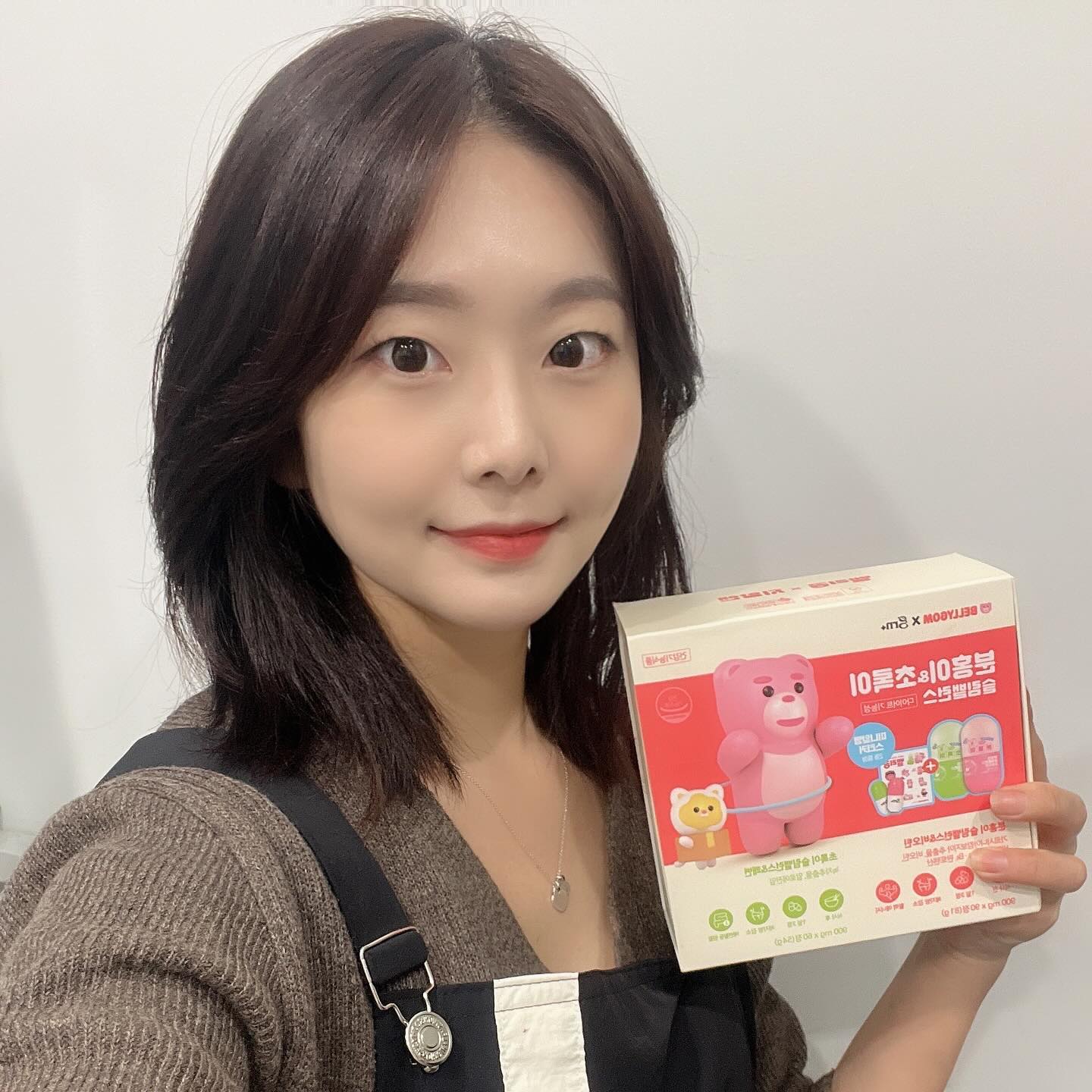 #협찬
저는 요즘 다이어트를 다시 시작하려고 하루 3번 식전 분홍이, 하루 2번 식후 초록이를 챙겨먹고 있는데요!!

다이어트를 처음 시작하는 #다이어트비기너 분들께 추턴드리는 분홍이초록이 슬림밸런스!!

분홍이 슬림밸런스&비오틴💗
다이어트 핵심 원료 ’HCA‘+ 에너지 충전에 도움을 주는 ’비 오틴‘ 성분 함유 다이어트 기간 중 지치지 않도록 비타민 B군 등 영양에너지 100% 함유

초록이 슬림밸런스&쾌변💚
다이어트 핵심 원료 ’카테킨‘ + 배변활동 원활에 도움을 주는 성분 함유 과도한 운동이나 스트레스 등에 의해 생기는 유해산소를 제거하여 항산화 케어, 신체건강 UP

지금 공식홈페이지에서 슬림밸런스 벨리곰 패키지를 할인가로 만나볼 수 있어요 벨리곰 데코 스티커와 휴대용 알병케이스까지 함께 드리고 있으니 확인해보세요!
.
.
.
#GRN #분홍이초록이 #슬림밸런스 #미니멀다이어트 #다이어트비기너 #다이어트 #다이어트추천 #식단관리 #체지방관리 #벨리곰 #벨리곰굿즈