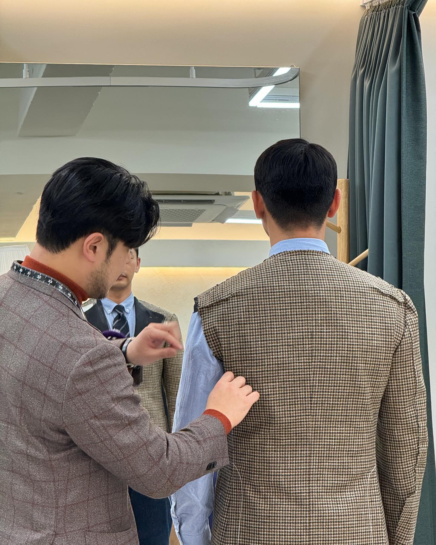 가봉욘

brummel_tailor 

드디어 아기다리고기다리던 
자켓 가봉 일정을 다녀왔습니다.

예전에 맞췄던 나만의 패턴을 기반으로 
가슴 앞판의 패턴 수정, 미세한 차이의
사이즈 조절까지 테일러 우창이의
디테일한 안목으로 더욱 만족할 만한
자켓이 될 것 같은 느낌입니다!

그린라인(반수제) 공정이지만 
어느 정도의 디테일한 수정도 가능하며 
패턴 자체가 일단 체형보정에 훌륭합니다. 

📍나만의 맞춤 포인트

1.볼륨 있고 깔끔한 앞판과 등판
2.자연스러운 어깨라인과 암홀
3.주름이 없이 잘 돌린 팔 통

맞춤의 묘미는 이렇게 테일러와의 
호흡으로 만족도를 올리는 거죠.
그리고 그만큼 볼 줄 아는 테일러가
있는 샵을 방문하시는 걸 추천드립니다.

기본적으로 메이킹이 가능한 곳이냐
아니냐의 차이는 하늘과 땅 차이로
퀄리티가 나뉘니까요. 한두 푼 하는
금액이 아니니까 더욱 신중하셔야 합니다.

암튼 완성품이 궁금해 죽겠다는 후문,,,
이번 봄에 교복으로 당첨입니다 😆
.
.
.
.
.
fabric : guabello 
making : magician_jk 
.
.
.
#남자맞춤정장 
#연희동테일러샵 
#테일러샵
#맞춤정장잘하는곳 
#맞춤자켓
#tailorshop 
#tailormade 
#menstailoring 
#bespokesuit 
#mensclothes