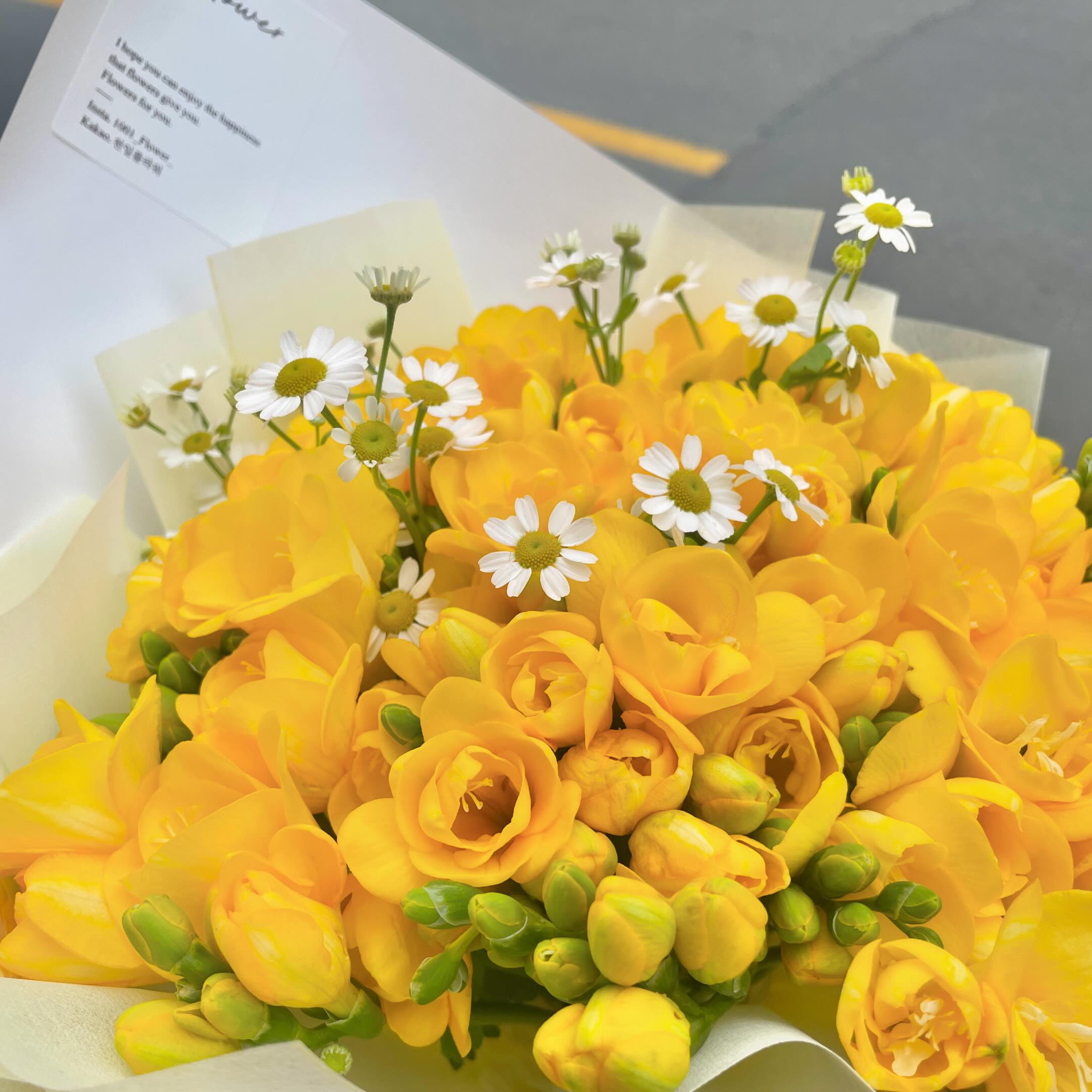 꽃 선물은 언제 받아도 기분좋은 선물 같아요!💛
나쁜 기억을 없애주는 마법의 선물이랄까😉
주변지인들한테도 꽃선물 해야지! 
내주변 사람들이 행복했음 하는 마음으로..🙏🏻