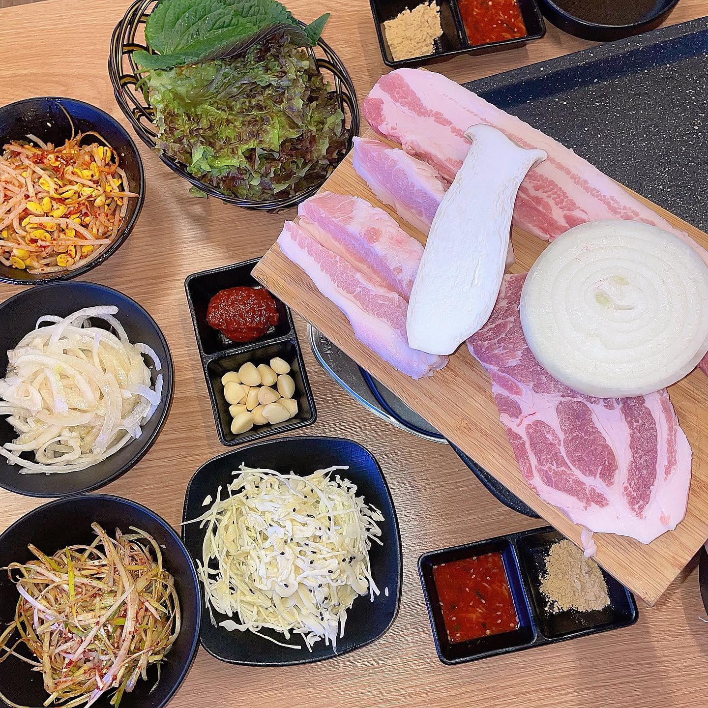 #협찬 
🍽️#마장동박사장

마곡에 위치한 국밥&고기 맛집
마장동박사장🥓

너무나 질이 좋은 돼지고기 반마리
&돼지국밥 주문🙌🏻✔️

돼지고기 반마리는
삼겹살 목살 항정살 가브리살 500g (2인) 구성인데
너무 푸짐하고 고기가 진짜 맛나더라구요:)
김치와 같이 구워주시는데 진짜 살살 녹아요🫠

그리고 국밥 맛집답게
돼지국밥 진짜 진하고 국물 대박이에요🫶🏻

내부가 크고  깔끔하고, 직원분들 너무 친절하셔서
마곡 딘체 모임장소로 추천드려요!

#마곡맛집#마곡고기집#마곡국밥집 
.
.
.
.
.
.
#ootd #좋아요반사  #좋반 #맞팔 #좋아요 #셀카 #fvf #팔로우 #팔로잉 #소통 #마곡마루맛집 #발산맛집