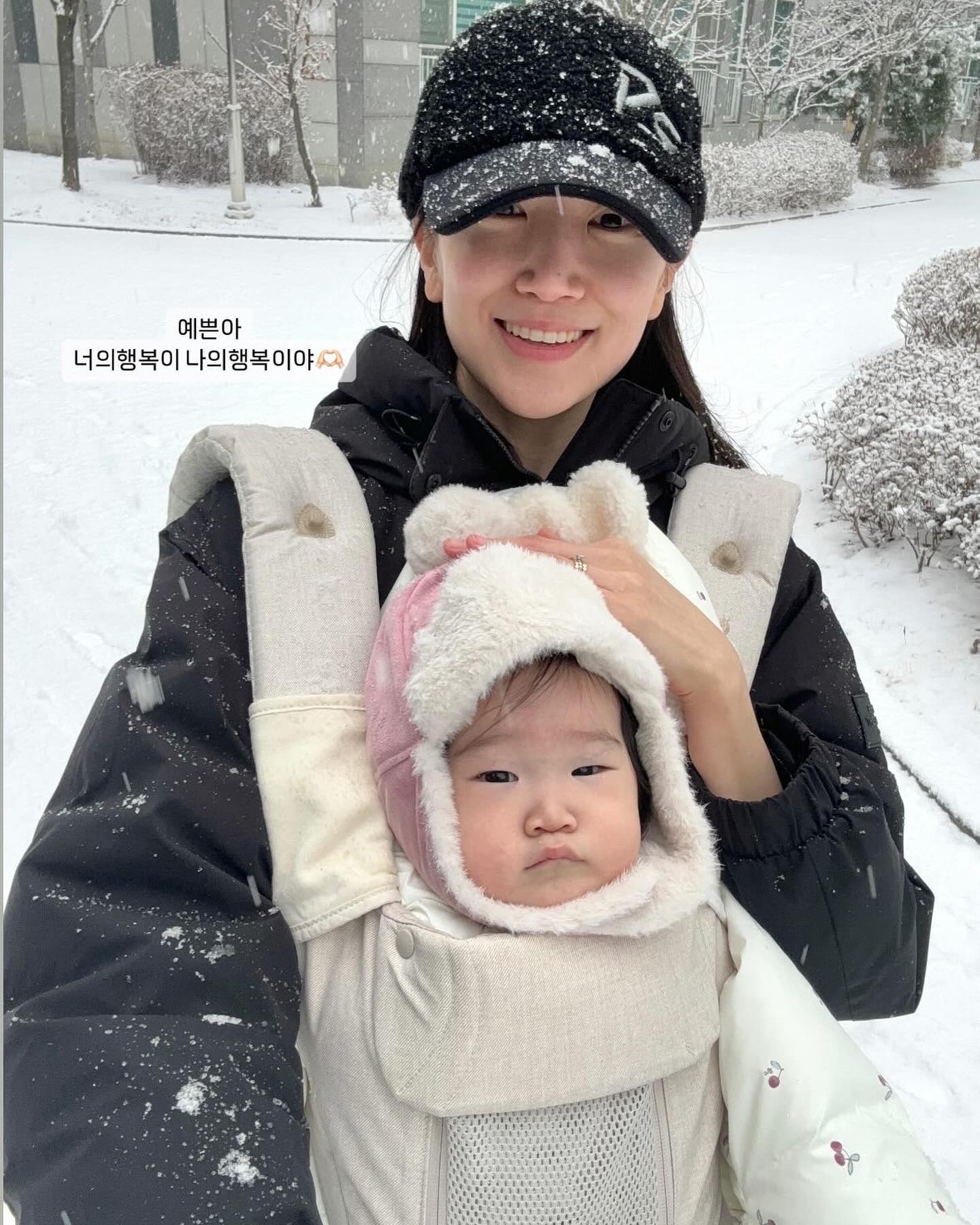 수아의 첫눈☃️
그동안 눈올때마다 나가려고하면 그쳐서 못보여줬는데
23년의 마지막을 앞둔날 마침 눈이펑펑🌨️
이때다싶어 눈곱도안떼고 데리고나가 눈구경시켜줬는데 
왜때문에 별 감흥 없어보이는거죠..🙄?
엄마만 신난 눈구경❄️ 
요즘 수아가 너~~무 예뻐 행복한 애미🤍

#사랑을가르쳐주는존재