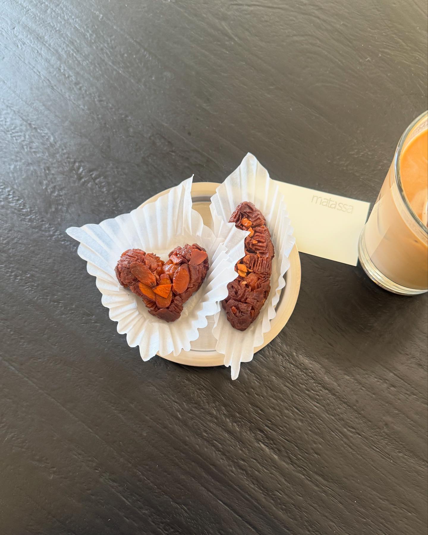 일하러 가서 책만 읽다왔지만 오히려 좋자나? 👩‍💻
하트 퀸아망 와자작하니 달고 너무 맛있어서 두개 고이 포장해옴 🤎👩‍🍳
cafe.matassa #마타샤효창