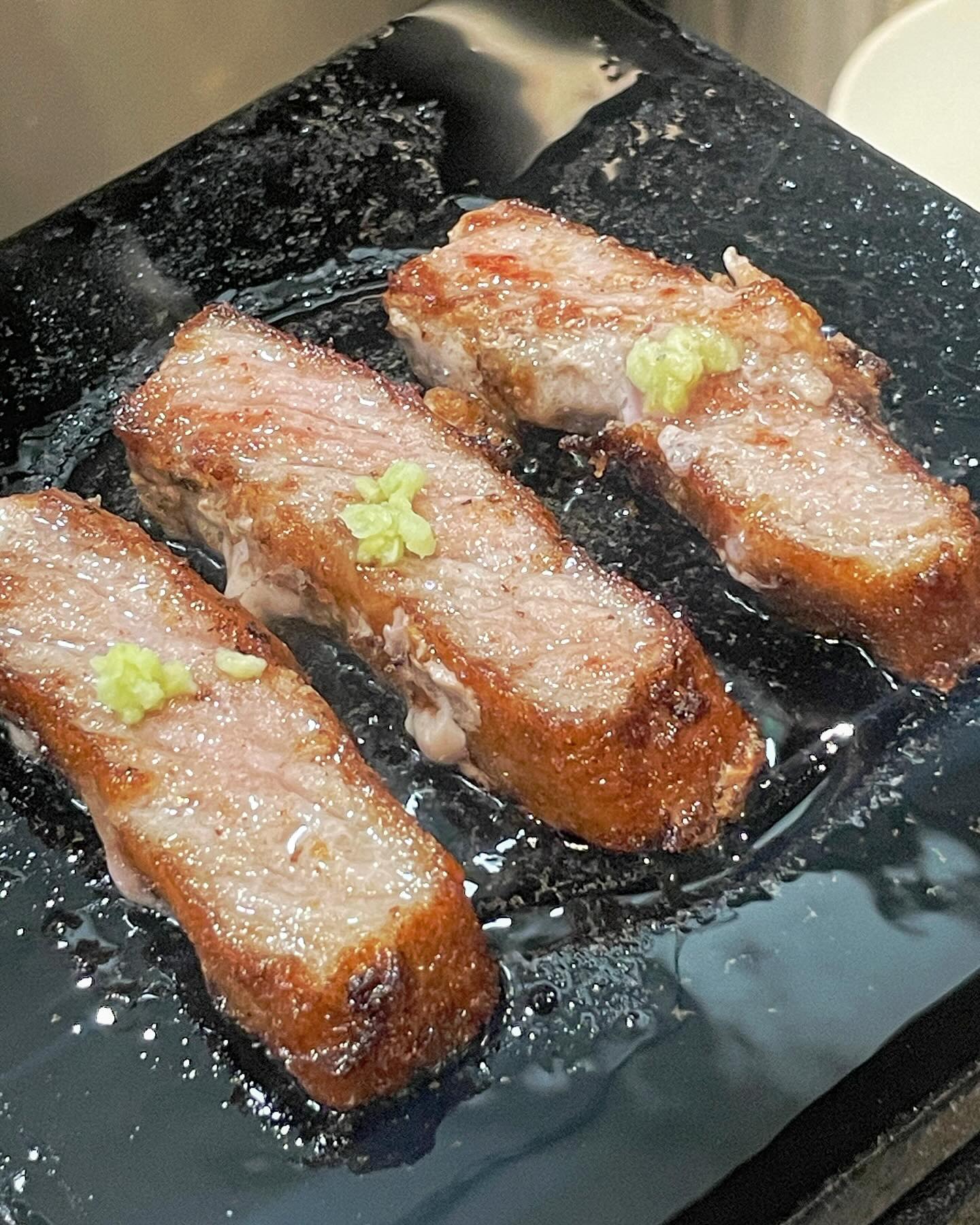 👂🏻📣
일본을 왜가?! 줄서서먹는 성수동 신상 규카츠 맛집 #규카츠정 

생긴지 얼마안됐는데 점심시간에 규카츠로 줄세워버리는 맛집입니다👀

반들반들 잘 관리된 미니화로가 1인에 1개씩 배치되어 있어서 혼밥하기에도 좋고🥰 각자 취향에 맞는 굽기대로 구울수있어서 더욱 좋아❤️

거기에 꼭 먹어줘야하는 타마고 텐동‼️ 이거 밋췬놈이니까 꼭 주문해야함ㄷㄷ 수란 아래 튀김아래 밥이 있는데 고소함과 식감이 미쳐버림⭐️ 밥 크게 한숟갈떠서 잘구운 규카츠 올려서 먹어주면 입안에서 고소함 팡 육즙팡팡✨

잘 구워서 와사비,특제와사비소스,간장소스 3가지 번갈아가며 먹다보면 순삭각🫶🏻

여권 뺏어서 찢어도 될 정도로 일본 후쿠오카에서 먹었던 규카츠보다도 전 여기로 픽하겠슴당👍🏻 

📍 서울 성동구 아차산로 96 지하1층

#성동구맛집 #성수동맛집 #성수맛집 #성수역맛집 #성수규카츠맛집 #서울규카츠맛집 #성수동규카츠 #성수동가볼만한곳 #성수동데이트 #먹방 #먹스타그램 #맛스타그램 #먹팔 #먹팔맞팔 #좋아요 #좋아요반사 #좋반