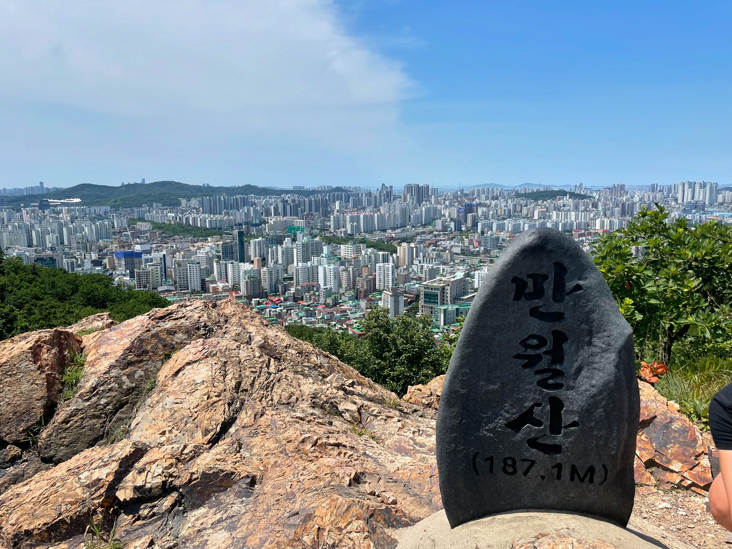 #20240625
⛰️⛰️🥾
#인천만월산
#1일3산 #한남정맥뿌시기 
이날 3산중 가장 좋았던 #만월산
적당히 운동도 조금 되고
정상 뷰가 너무 좋았다
#야간등산 해도 멋질것 같다. 
그리 오래걸리지 않고 도시경치가 좋아 
#야등맛집 일듯! 

약사공원주차장(경인로 742번길 102) - 정상 - 원점
*총거리 - 1.1km
*총시간 - 37분
*누적고도 - 129m
*주차장 - 공영주차장 공간 많음 
*화장실 - 주차장

#등산 #만월산하주 #하주 #등산하주 #하주등산 #서을등산 #인천등산 #수도권등산 #블랙야크100대명산 #BAC100 #블랙야크한남정맥