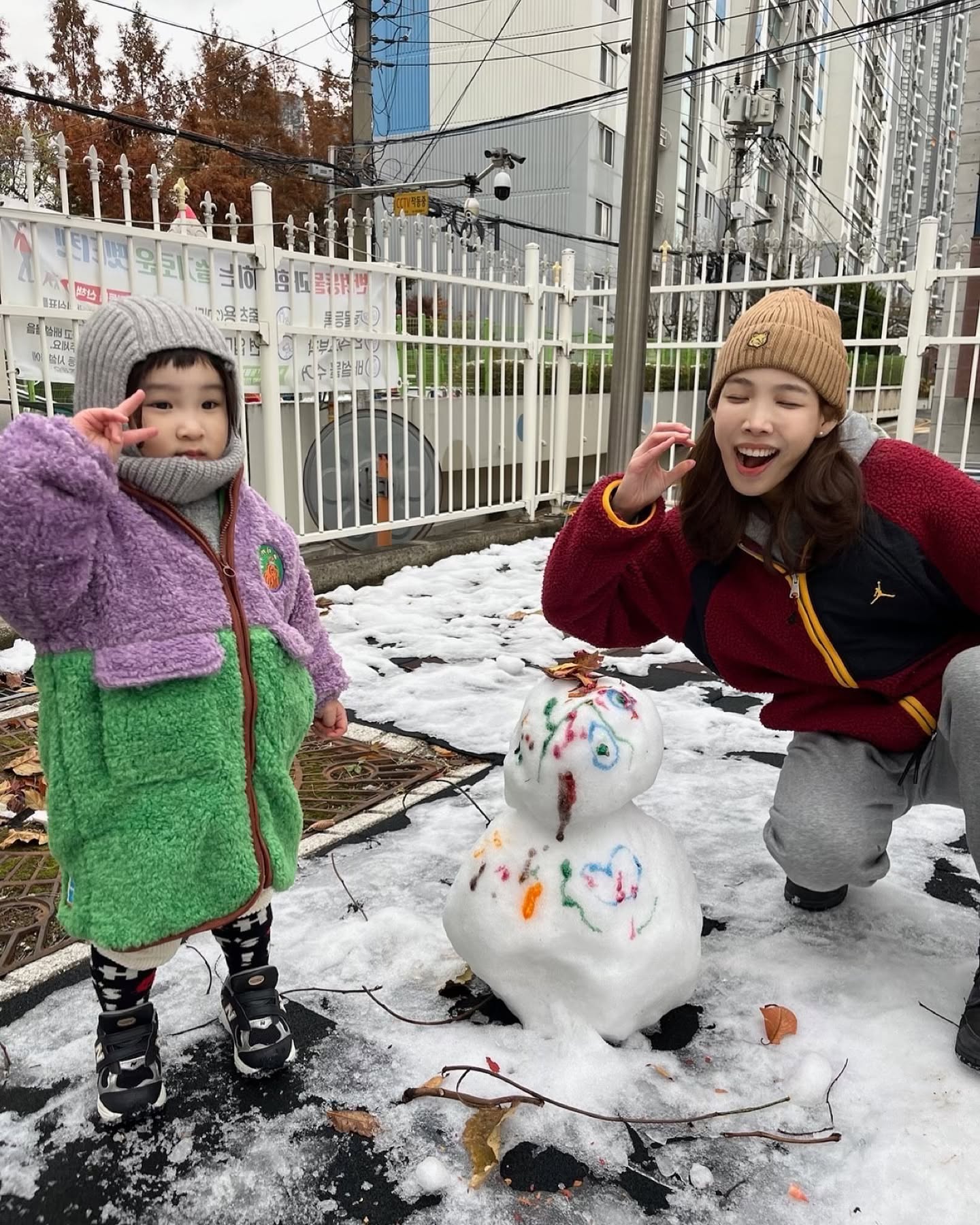 둘이 처음으로 만든 눈사람☃️
평생 기억하자

오늘도 엄마랑 놀아줘서 고마워
너무 재미있었어

#겨울#첫눈사람#엄마와딸#아빠의시선#내베프#주말#가족일상#우리의겨울#눈사람