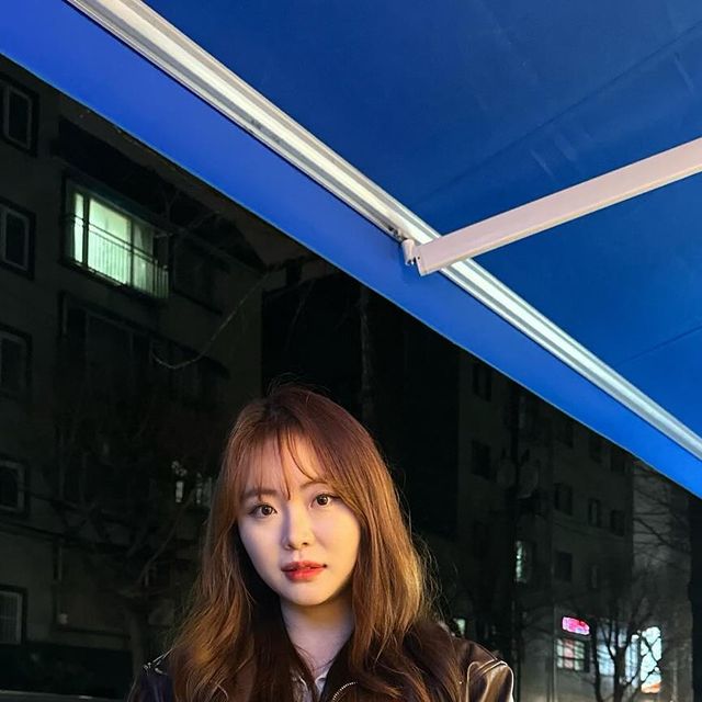 박진영 on Instagram: "#협찬 @vivabrown_official ☑️ 비바브라운(VIVABROWN) 85-VIVA008 [비건 레더] 커브드 숏 레더 자켓 투웨이 지퍼에 하이넥으로도 연출이 가능해서 여러 무드를 보여줄