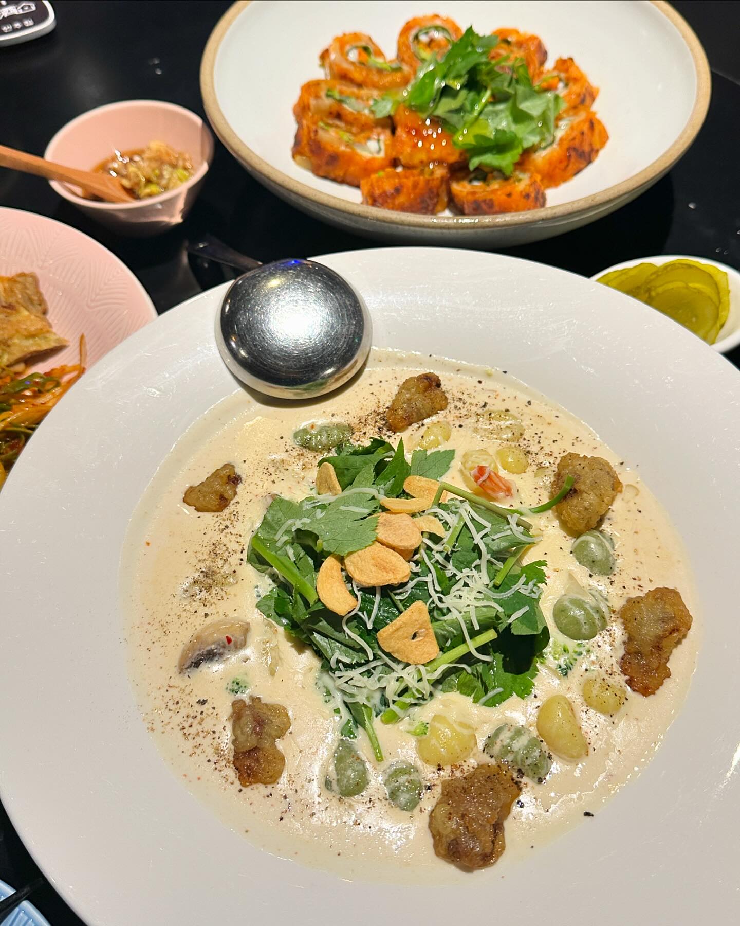 특색있는 퓨전한식주점 
가로수길 맛집 안주집! anjujip 💛

고소하고 꾸덕한 맛에 안주집 뇨끼
새우도 들어있고 양이 많아요 
특별한 튀김이 올라갔는데 바삭하고 신선했어요

특별한 메뉴인 돌돌말이 김치전롤 
치즈, 오징어, 야채가 들어간 퓨전 김치전
속이 가득차있어서 식감이 다양해요 

오늘의 한정메뉴인 육전까지 
전부 다 너무 맛있습니다🥰
 
안주가 맛있는 힙한분위기의 가로수길 핫플!
매장 공간이 넓어 회식이나 청첩장모임 등
단체모임하기 좋습니다🫶🏻

📍주소: 서울 강남구 도산대로11길 34 지하1층
🏷️ 메뉴:안주집파스타(뇨끼로변경), 속을 가득 채운 돌돌 김치전 롤, 육전 

 ⠀⠀⠀⠀⠀⠀⠀⠀⠀⠀⠀⠀⠀⠀⠀⠀ 
#가로수길맛집 #신사맛집 #가로수길술집 
#협찬 #리뷰노트 #먹스타그램