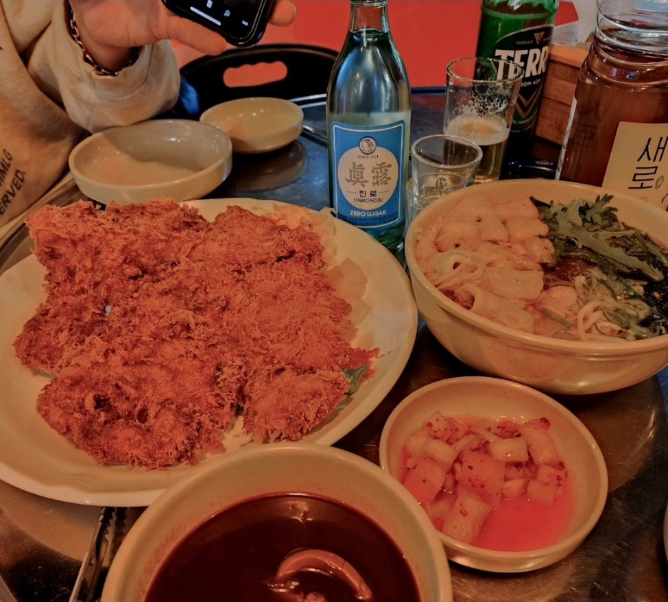 #협찬
부천역에 한신우동 다녀왔어요✌️
지나갈때마다 한번 가봐야지 했는데 드디어 다녀왔어요🤍
날추운날 뜨끈하게 우동에 소주한잔 마시기 너무 좋은 포장마차느낌의 부천역 한신우동🍢🍥
왕돈까스랑 우동 시켜서 먹어봤는데 돈까스 진짜 엄청커요👍
소스 따로 줘서 찍어먹었는데 진짜 두툼하니 바삭하고 돈까스 존맛탱❤️
우동도 매운맛 단계 조절 가능하고 맵찔이인 저는 보통맛으로 먹어봤는데 딱 좋았어요❗️🫶
우동도 진짜 국물 얼큰하고 진짜 맛있어서 깜짝놀램요,,😘
직원분들도 넘넘 왕왕 친절해요😭최애집 될듯요❤️
빅사이즈 왕돈까스 얼큰우동,해장우동 우동집인데 돈까스도 맛집인
부천역 한신우동 가실일 있음 다녀오시길🩷
.
.
영업시간 : 11:30~02:30(금,토,일 영업시간변경)
<15:30 - 17:00 브레이크타임>
주소 : 경기 부천시 심곡동 381-14 한신우동
전화 : 050-71375-1391
.
.
.
#한신우동 #한신우동부천역점 #부천역맛집 #부천역술집 #부천역우동
#부천역돈까스 #부천역우동맛집 #부천역돈까스맛집 #부천 #먹스타 #먹스타그램🍴 #협찬디엠 #협찬문의 #리뷰노트
-이 글은 리뷰노트를 통하여 본 업체에서 제품 또는서비스를 제공받아 작성된 글 입니다