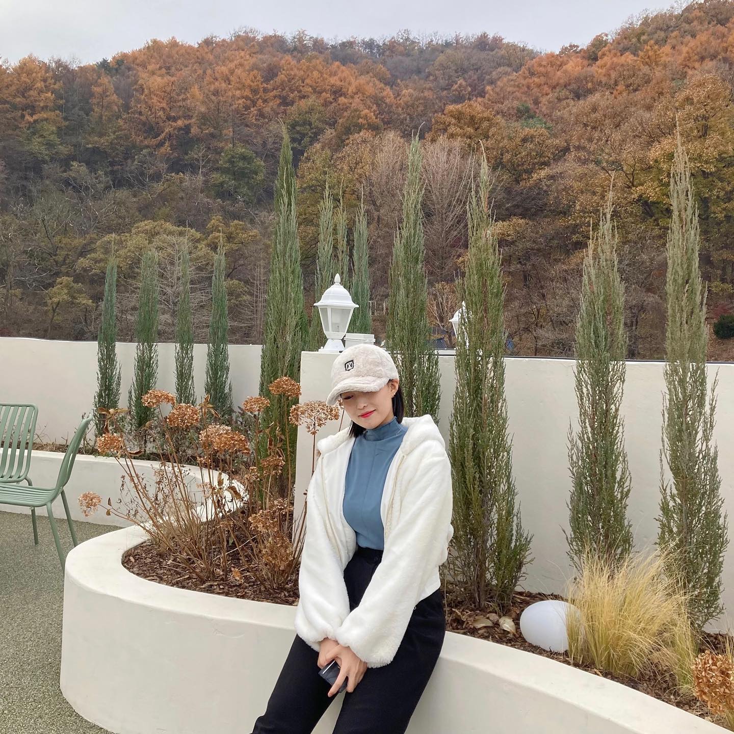 🌫️
 
요즘 날이 많이 추워지면서
천식이 심해지니 밥도 호다닥 먹고
바깥 외출 잘 안 하고 있는데,
한 번씩 예쁜 카페 가는 건 못 참지 !
 
날이 흐려 쪼꼼 아쉬웠지만
사진이 예쁘니 만족 👍🏻🫧
 
#바잘볼캡 #오오티디룩 #퍼자켓코디