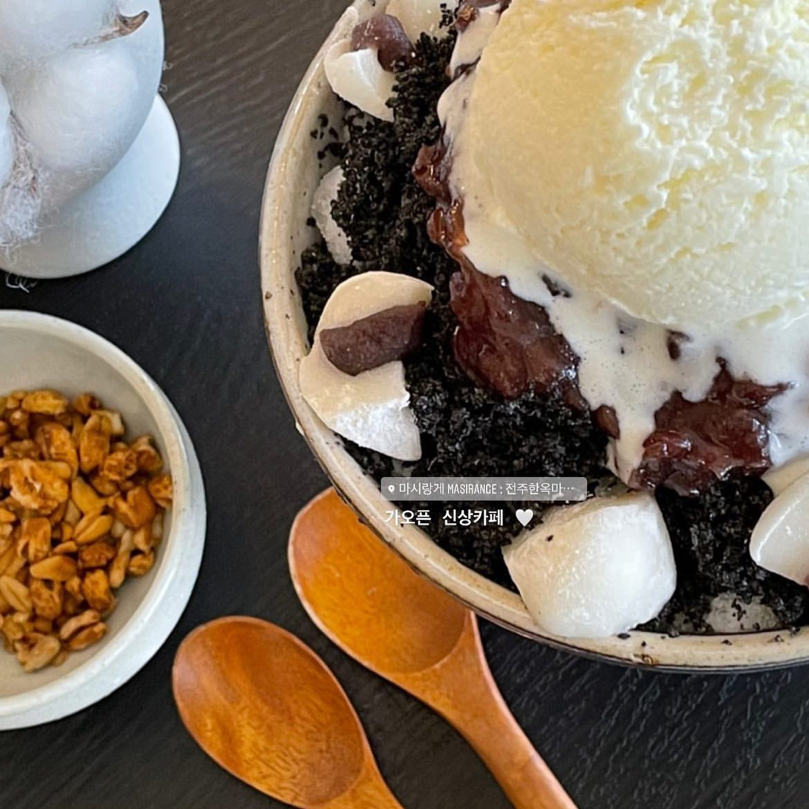 🍨 올잇이 인증 전주 한옥마을 빙수 맛집 🍨

📍장소 : 전주 마시랑게
📍영업시간 : 10:30–21:00

전주 한옥마을 포토존으로도 유명한 마시랑게 👍
난 가오픈 때 가고 반했지렁 ㅋ ㅋ💓
요기 빙수 넘 맛있지만, 사람 너무 많아졌어 ㅠㅠ