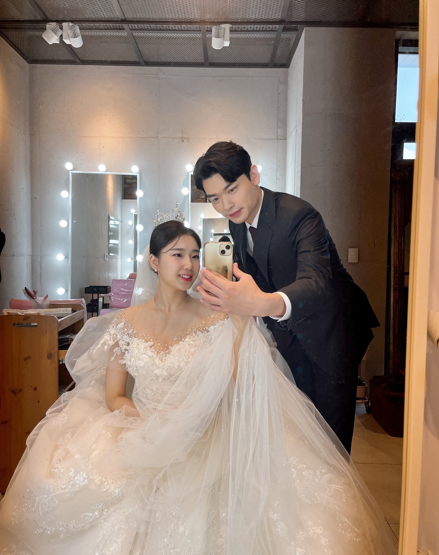 떨리던 결혼식 당일
샵에서 준비 끝내고 이제는 신랑이 된 예랑이와 한장❤️

direct.wedding 과 함께해서 추가혜택도 받으세요!!

-피드백 빠른 비동행 웨딩플래너
-포인트 및 캐쉬백으로 비용절감
-다양한 제휴업체 & 합리적인 가격

❣️다이렉트 통해 계약시 추가 혜택!
❣️다이렉트 가입 추천인 :이야이야오

#다이렉트결혼준비 #결혼식 #본식 #결혼당일 #떨림떨림_심쿵심쿵_두근두근 #이제부부💑