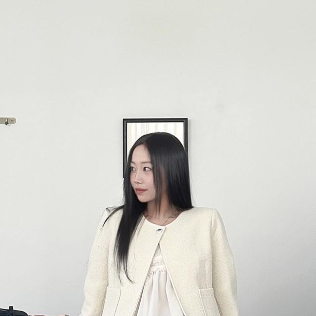  지연 on Instagram: "#광고 @adaul_official 출근룩, 하객룩, 데이트룩 모두 해결해 줄 어다울 트위드 자켓 🤍🫧 원버튼 디테일이 깔끔한 무드를 더해줘 부담없이 입을 수 있당! 이거 입고 꽃 구경 가야지 . . . ✨#ADAUL#어다울#자켓#트위드#원버튼자켓#하객룩#출근룩"