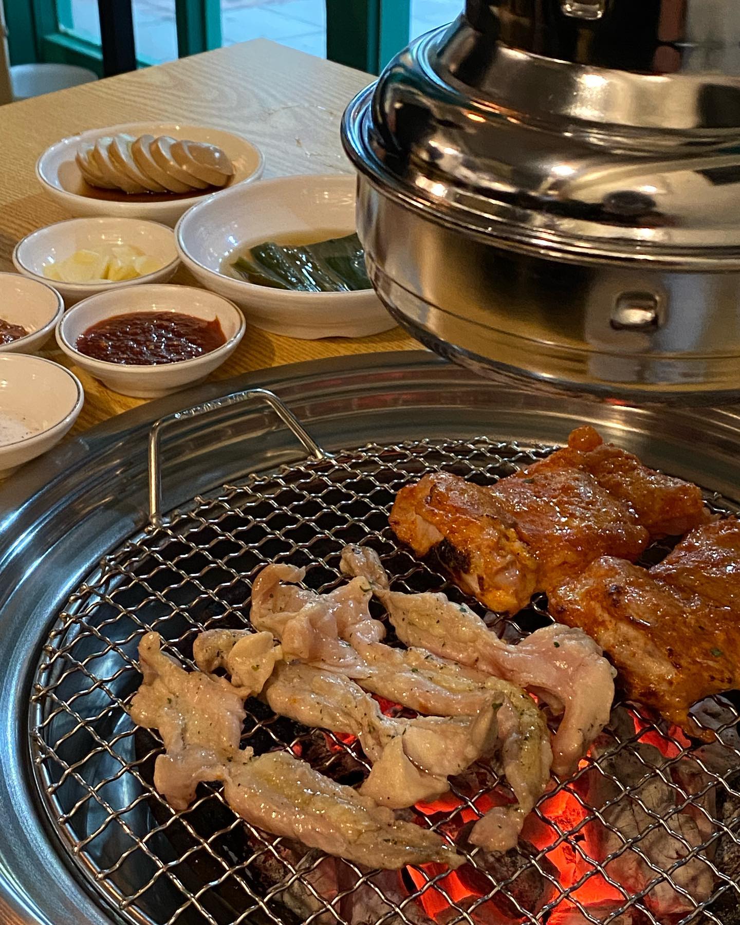 #협찬 #셀레나의_리뷰

평일 저녁 만석 실화??!! 서울갔다가 방문한 맛집 여기 찐이다❤️

노량진에 숯불 닭갈비 맛집, 계공감!! 숯불에 닭갈비를 구워준다니 초반부터 믿음가구🤭 깔끔한 반찬 조합도 맘에 들었어👍🏻

우선 닭갈비는 다 구워주시는데 부드러워서 입에서 살살 녹더라ㅠㅠ 여기에다 치즈퐁듀 조합 말모💕

씨원한 막국수로 입가심하니 딱 좋아!!! 가성비도 좋아서 식사로도 술자리로도 강추해🫶🏻

ㅡㅡㅡㅡㅡㅡㅡㅡ

계공감 🐓

⏰ 매일 16:00pm-24:00am

📍 서울 동작구 만양로14길 27
📞 0507-1334-3969

🚇 노량진역 3번 출구에서 465m

#셀레나의_맛투
#셀레나_서울
#노량진역고기집#노량진역닭갈비#노량진역막국수#노량진역숯불닭갈비#노량진닭갈비#계공감#노량진맛집#노량진#노량진맛집추천#노량진역#맛집투어#맛집추천#서울맛집#먹스타그램