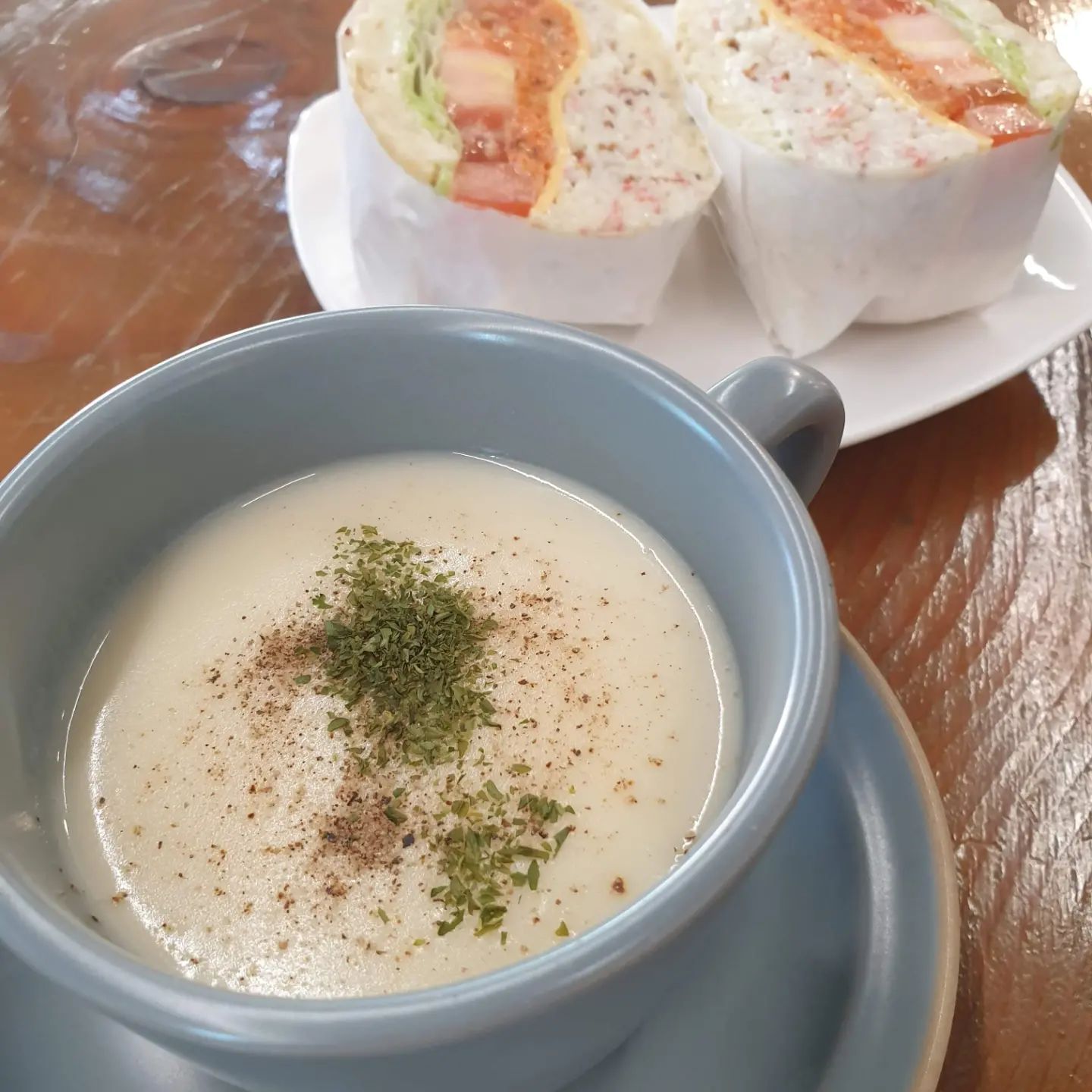 2023.11.22
제주다올
daolsand_jeju 

제주 도두항 인근

새벽에 브런치먹을수 있는 곳

가격도 착한데 푸짐한 양과 직접만드신 빵까지 대박인 곳

요일별세트 짱
포카치아세트, 크래미샌드위치세트

홈메이드 감자스프에 눈이 커지는 맛👍
다 수제~~~~~

샌드위치에 크래미는 무엇? 완전듬뿍

먹다 남아서 싸감ㅋㅋㅋㅋㅋ 

제주 살고싶다요 

#제주브런치 #제주다올 #제주새벽브런치 #먹는데진심인편 #JMTGR #JMT #포카치아세트 #크래미샌드위치세트 #여행 #제주여행 #제주맛집 #찐맛집 #여행에진심인편 #찐여행