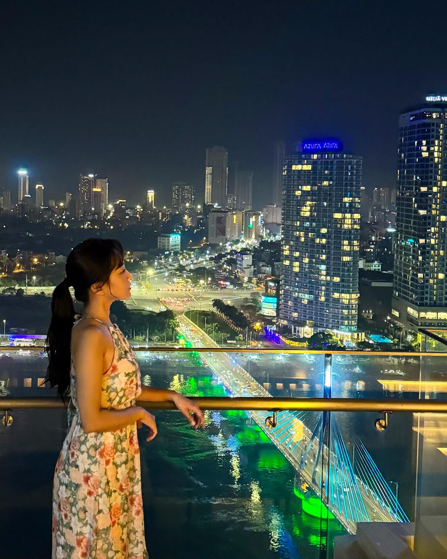다낭에서 5만원에 힐튼 호텔 코스요리를? hiltondanang 
⠀
다낭힐튼호텔 야경맛집 The sail 레스토랑 다녀왔어요!
나 유럽 온 것 같았쟈나.. 💙
⠀
5성호텔 루프탑 레스토랑에서
다낭 야경도 즐기고
힐튼셰프가 하나하나 정성 들여 만든
푸아그라, 스테이크가 포함된 맛있는 코스요리도 먹고.
⠀
이 모든 걸 5만원대에 즐길 수 있는 The sail 레스토랑!
⠀
여행 마지막 날,
코스요리로 커플데이트 즐기고
한강 야경보면서 테라스에서 칵테일 한 잔.. 체고다..😍
⠀
다낭힐튼호텔 루프탑 레스토랑 The sail
다낭여행 계획하시는 분덜
다낭에서 더욱 특별한 하루를 보내고 싶다면!
저장해두시고 같이 갈 연인, 친구에게 공유해주세요 :)
⠀
📍The sail
다낭 힐튼호텔 28층 루프탑레스토랑
📋Western set menu (1,050,000동 한화 5만원대)
식전빵, Japanese hamachi crudo, pan-seared foie gras, pan-seared black angus beef, Chocolate molten lava cake
* 상세 정보는 블로그를 참고해주세요. (네이버 검색 @프로여행러뷰) #제작지원 
⠀
⠀
⠀
⠀
#다낭여행 #다낭야경 #다낭맛집 #danangrooftoprestaurant #danangcouplediningplace #danangtopwesternrestaurantincity #다낭힐튼호텔 #다낭레스토랑 #다낭힐튼 #hiltondanang
⠀
⠀
⠀