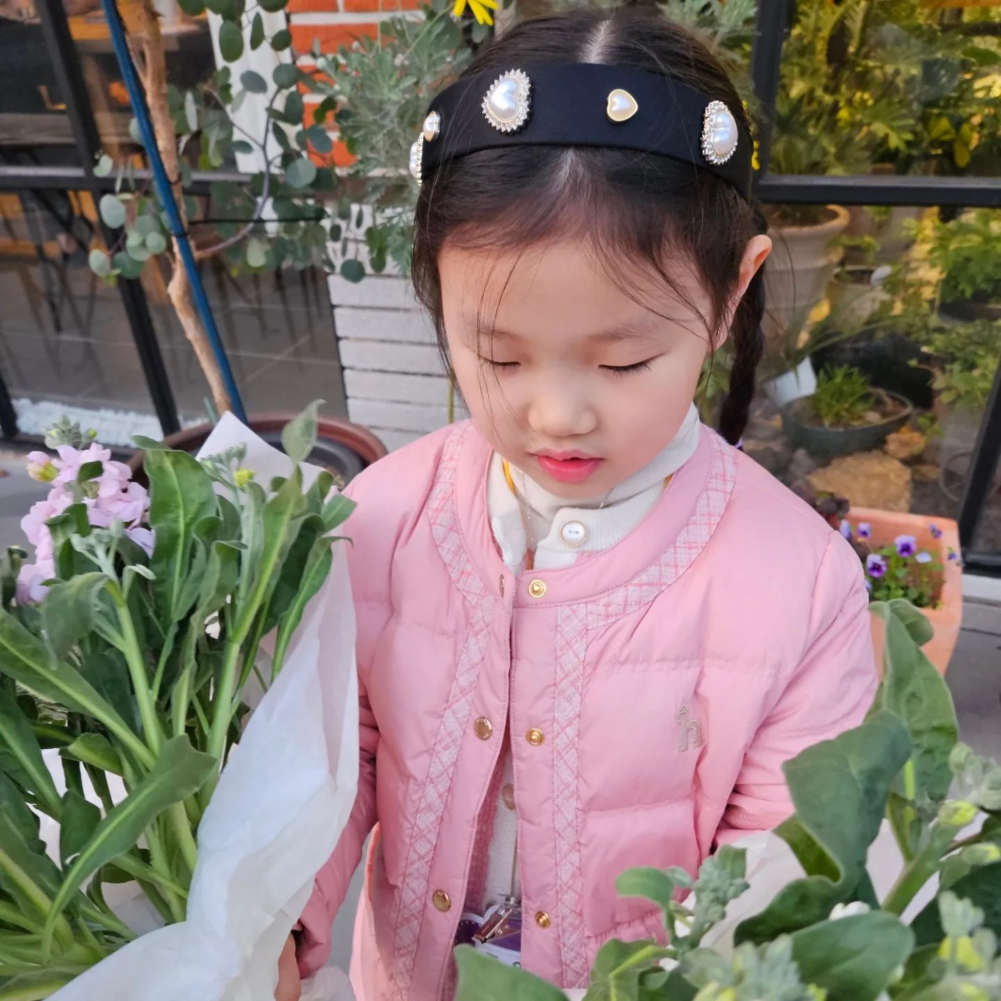 #로로희그램 #비단향꽃무 

화병들고 가는거 깜빡했는데
향이 너무 좋은 비단향꽃무 있어서 오늘의 픽

김로희가 협조안해주면
사진은 다 이모양ㅋㅋㅋㅋㅋ
이것은 니 잘못

fullbasket_by_merryjane 
#풀바스켓 #김해꽃집 #칠산꽃집 
#봄 #꽃힐링
