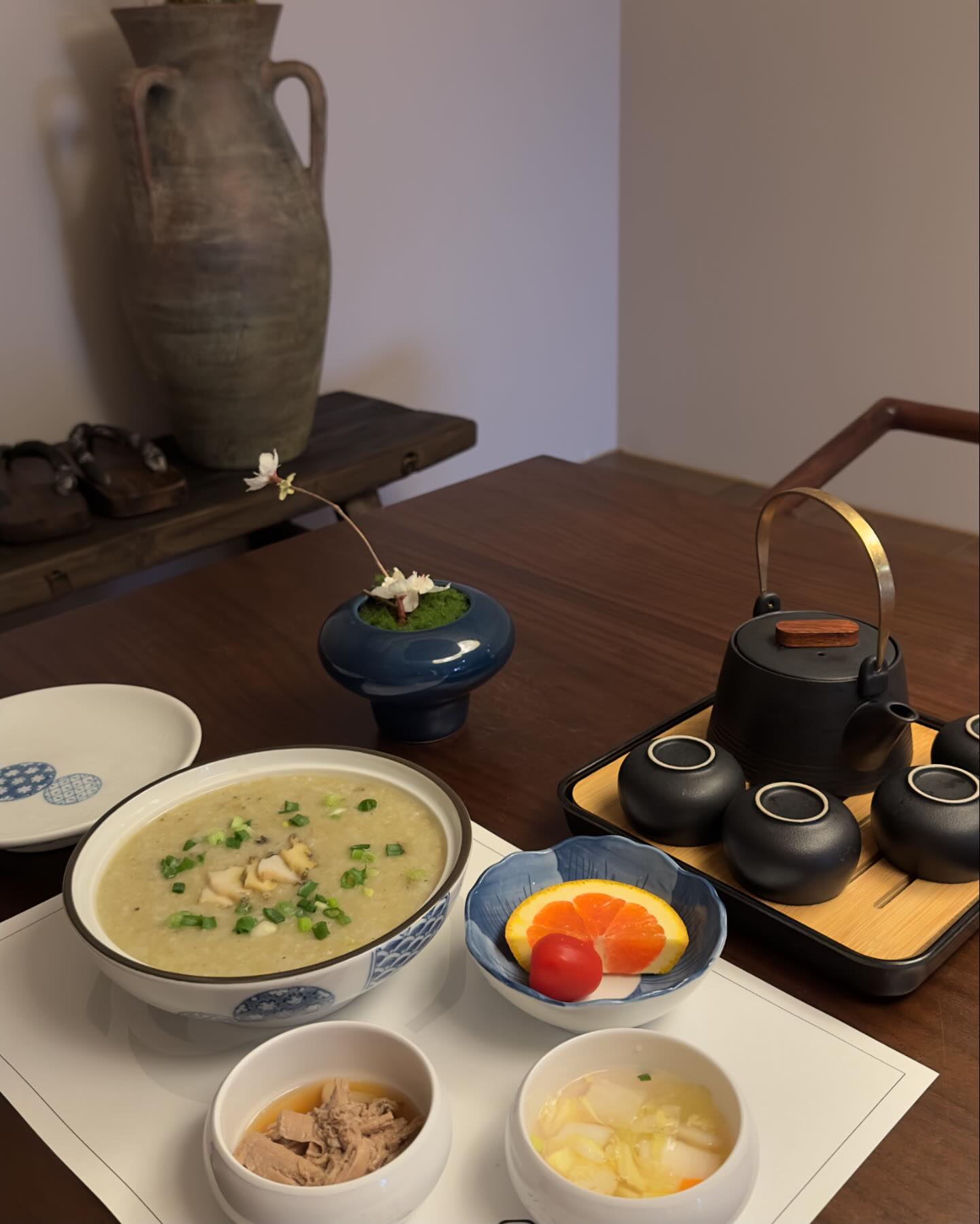 안온이가 환장하고 먹던 전복죽🤍
룸으로 이르케 가져다 주시니 얼마나 편하게요₍₍ ( ๑॔˃̶◡ ˂̶๑॓)◞♡
