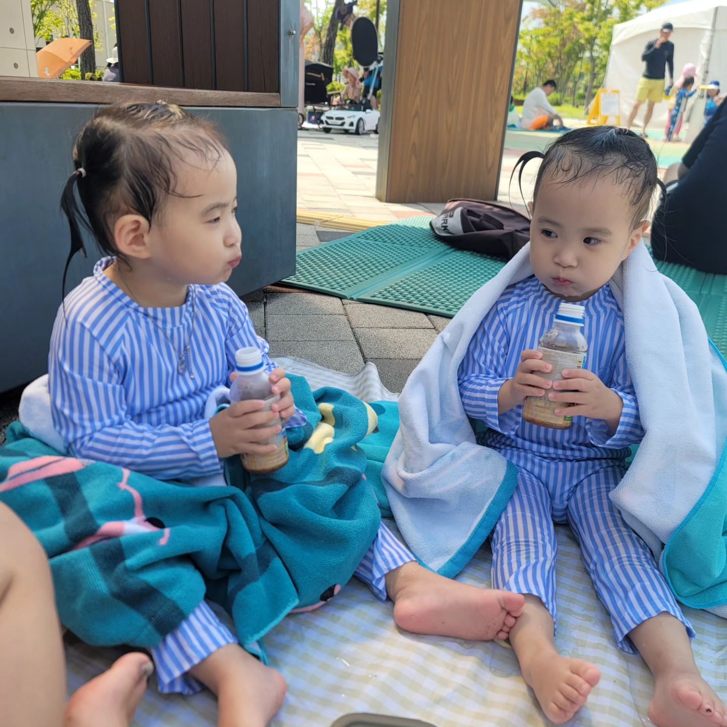 오전엔 물놀이로 1차전하고
오후엔 집에서 색칠하는 종이집으로 놀아주기🤪

 아싸 내일 월요일😆

#28갤#쌍둥이#주말#육아
#육아맘#육아파파#모두#화이팅
