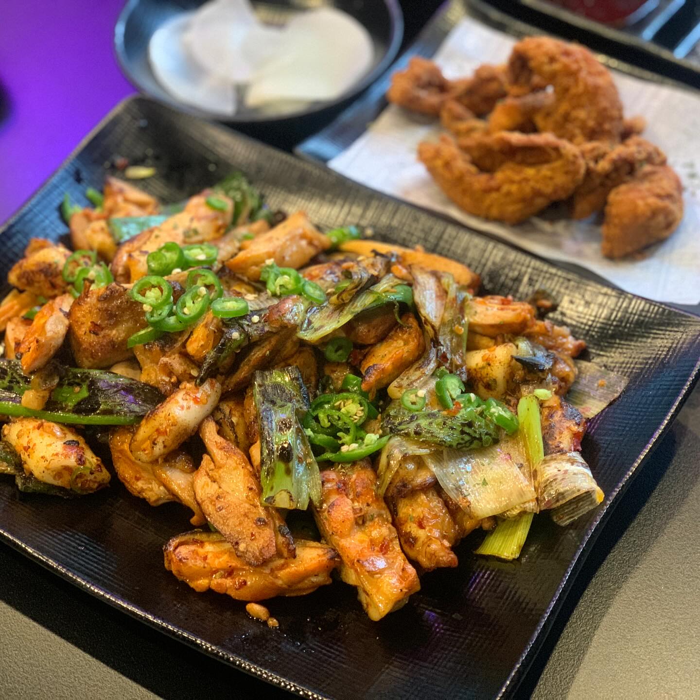 화락바베큐치킨
.
.
.
치느님은 항상 옳지

•지화바베큐치킨 매운맛
•닭껍질튀김
•제로콜라 

달껍질튀김 완전 술안주 저격,
바삭하고 짭쪼름해서 말해모해 

직화바베큐치킨 닭고기도 두툼하고
불맛 가득에 구운대파가 별미! 
(매운소스 주문 필수,소스가 맛나)

특이하게 쌈무를 주시는데 
닭고기랑 싸먹으면 또 닭갈비 먹는 기분 :)

간만에 술 없이?식사 완료 

*요즘 회사 일도 많이 힘들다고 칭얼 걸렸더니
애비가 꽃도 사주고 집안일도 도와줌 

오? 핵이득?! 고맙다 애비야 
.
.
.
#화락바베큐치킨 #화락바베큐치킨산본점 #산본치킨 #협찬