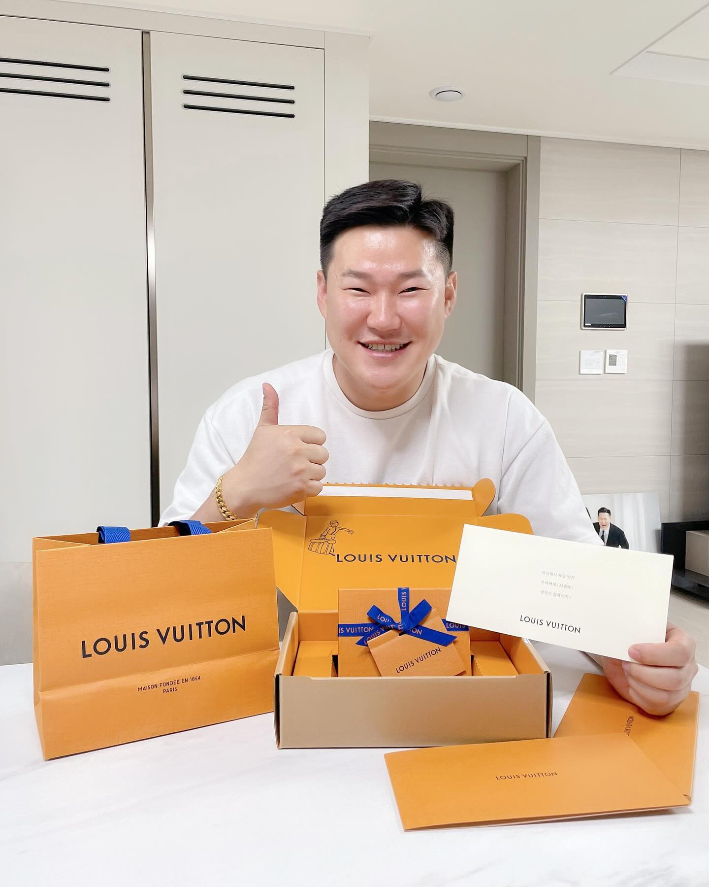 태어나서 처음으로 남자한테 루이비통 선물해봄 ..우리 여보 다음엔 더 큰거 사줄께 !!!!!!! 돈많이벌께 💪🏼🤎🧡

#남편선물 #남편스타그램 #연상연하커플 #연상연하부부