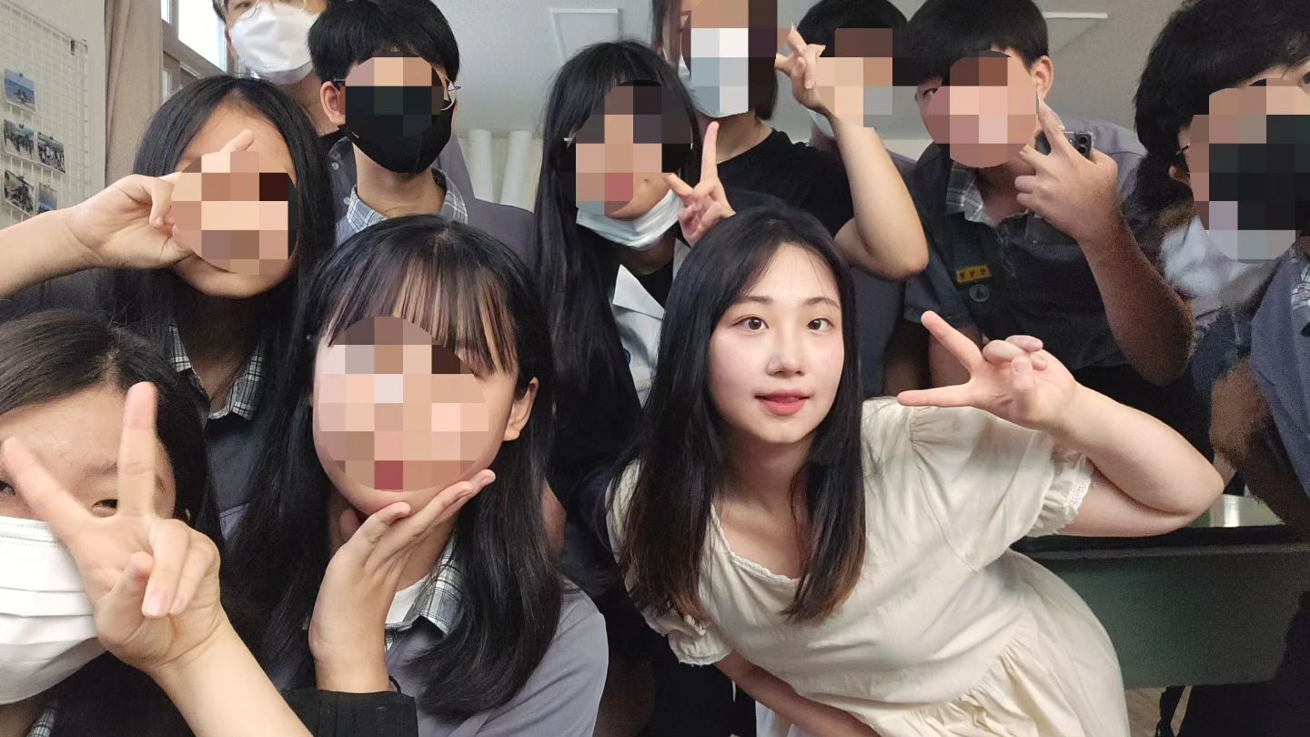 우여곡절 끝에 교생실습 끝!

우리 애기들 사진 너무 귀엽게 나왔지만 초상권 보호 차원에서 모자이크..

함께 실습 나간 선생님들 너무 고생 많으셨습니다! 다른 분들 수업 참관하면서 많이 배워왔어요🙇‍♀️

우리 1학년 3반 애기들 모두 너무 고마워💕 솔직히 피곤한 날들도 많았는데 너희들이랑 장난치느라 피곤한 줄 몰랐던 시간이 더 많아.

1년 반 후에는 진짜 선생님으로 만나자🫡