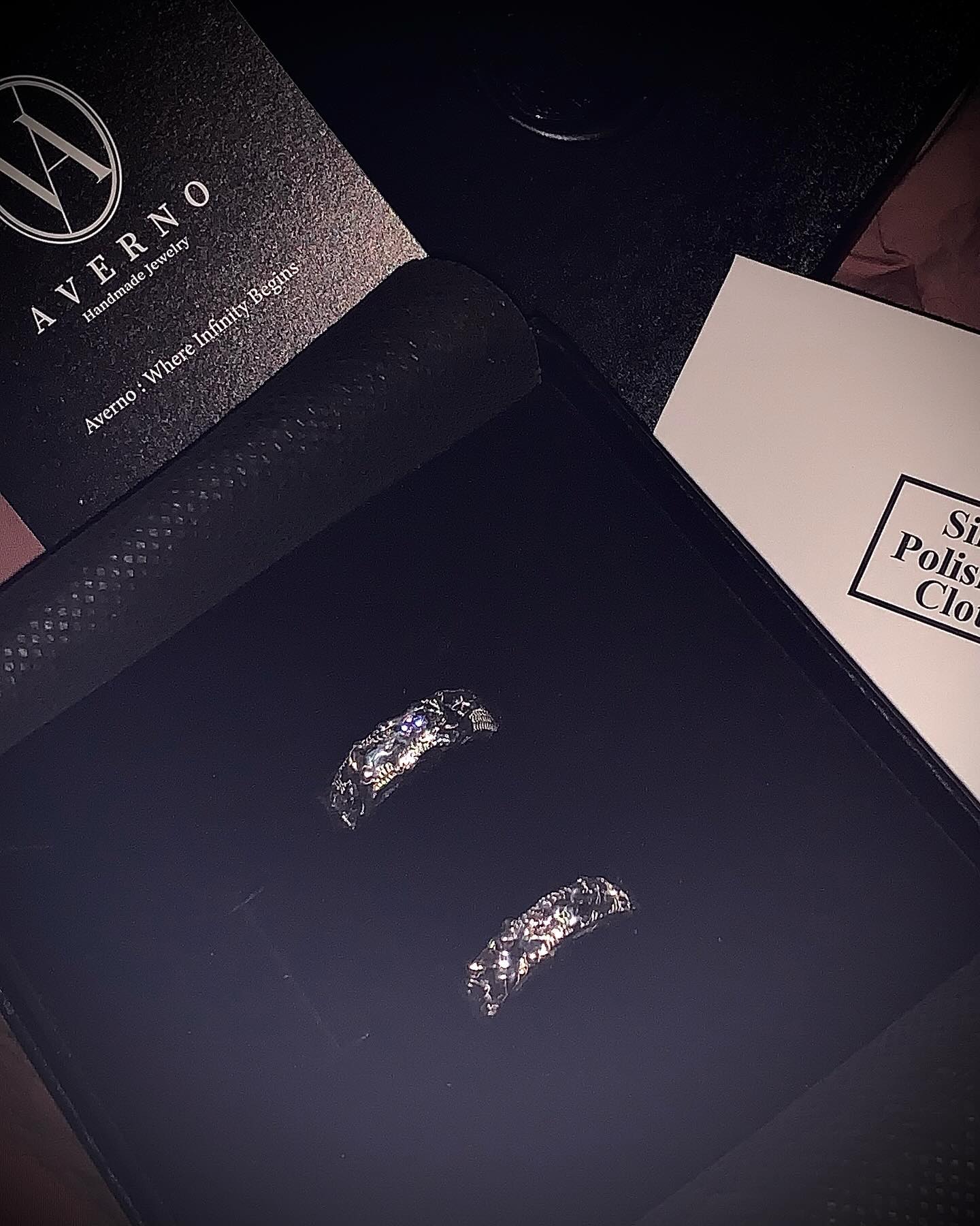 averno_jewelry 엔프피에게 적합한 예쁘고 특별한 맞춤커플링💍 파도와 뱀의 형성을 토대로 굳건한 사랑을 다짐할 수 있던 계기🫶🏻 100일때 맞춘 나무반지는 너무 딱딱하고 아프다며 잘 못끼고 다녔는데 아베르노 반지는 맞춤제작이기에 원하는사이즈를 요청하면 찰떡처럼 내손에 편하게 제작해주시기에 일상생활이 편하고 시선이 자꾸가는..🤍

화이트 데이 선물이나 기념일 선물로 완죤 강추합니다👍🏻💓

#커플링맞춤제작 #커플링추천 #주얼리추천  #아베르노 #averonjewelry