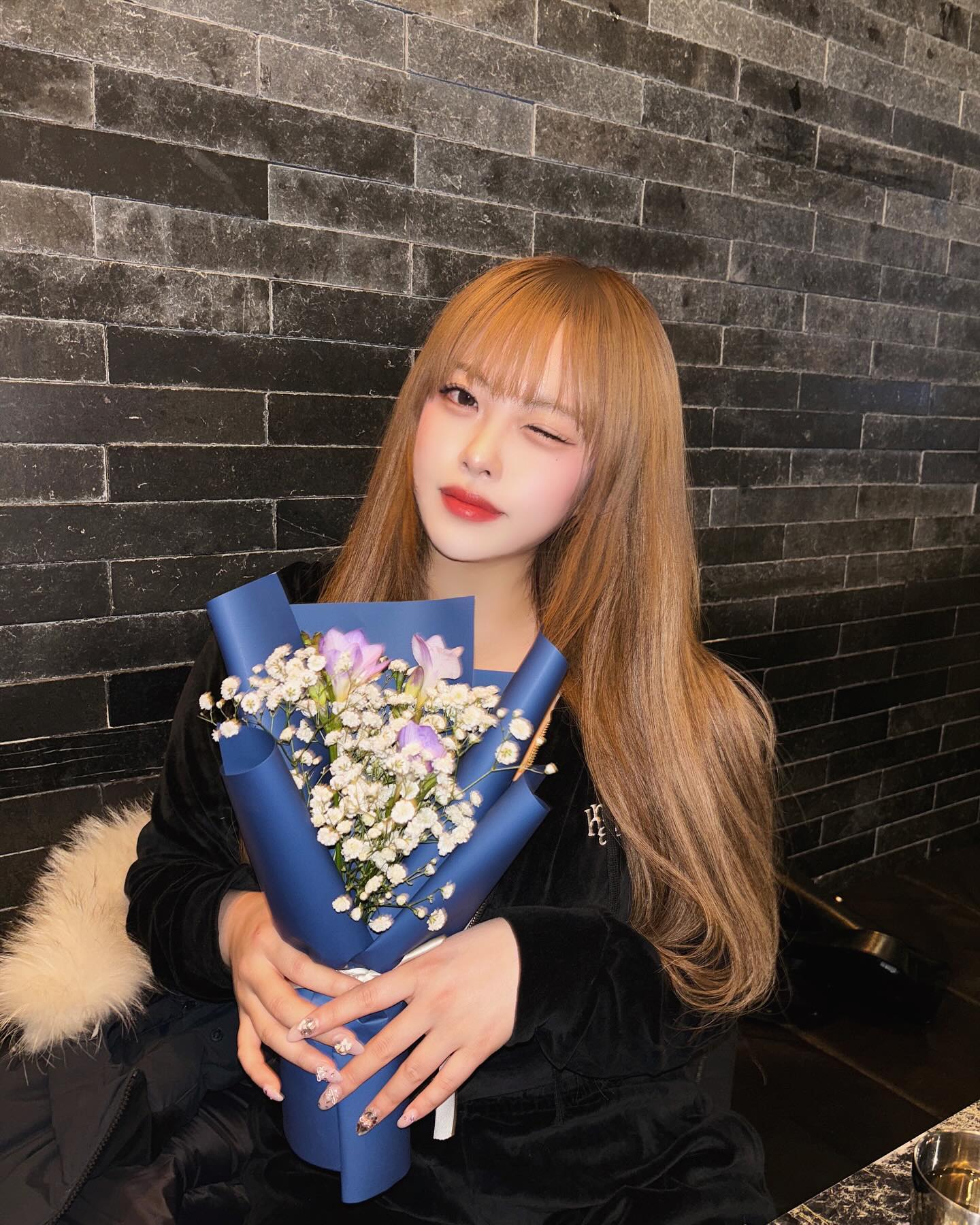 졸업사진 느낌 나죠? 🤭 💐