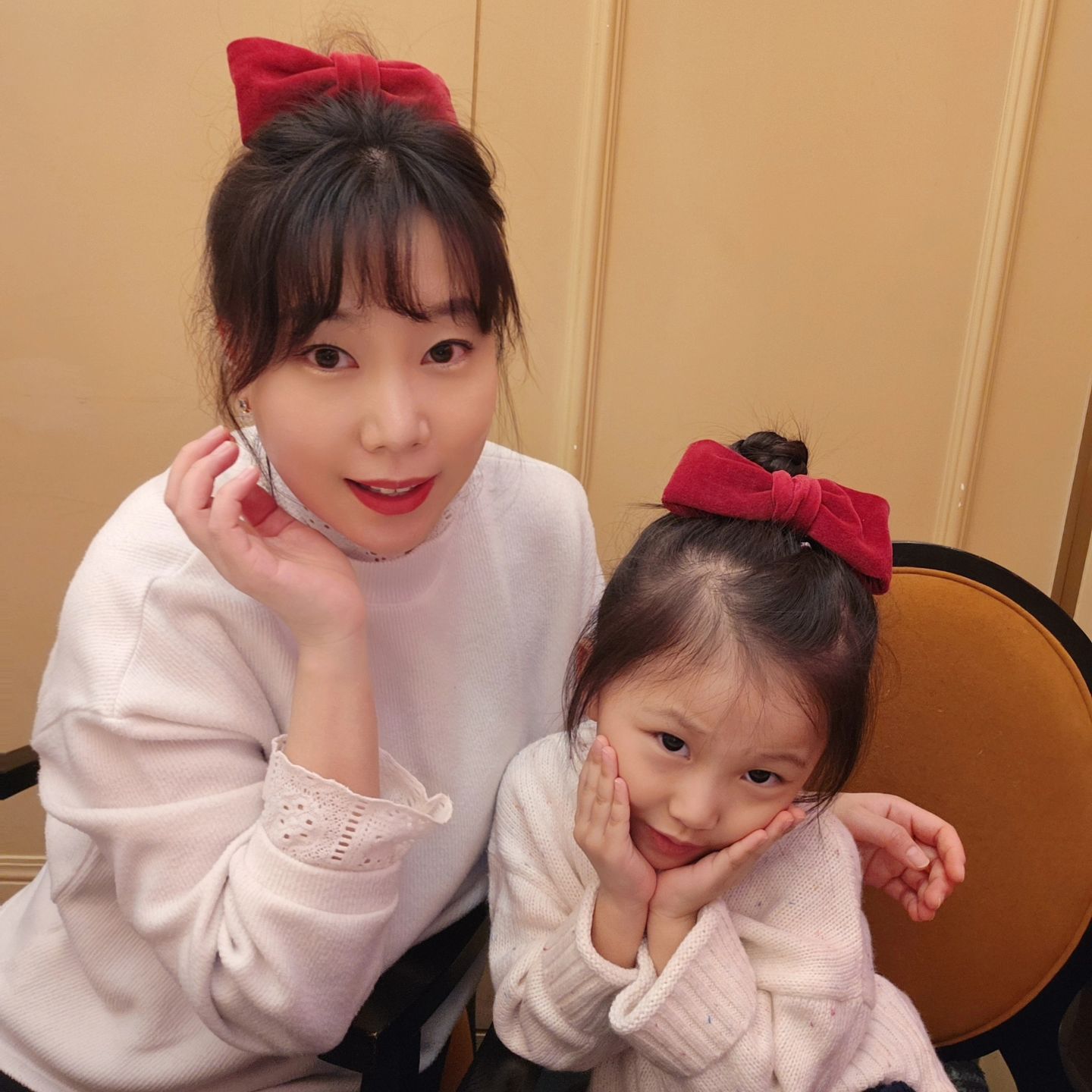 ⁣
#딸이랑 💕⁣
⁣
⁣
우리유주랑❤️ 커플 헤어핀 하고 투샷:)⁣
오늘 엄마생일인데 유주가 더 신난건 비밀ㅋㅋ⁣
와인색으로 골랐는데 유주도 나도 잘어울리네🤭⁣
⁣
워니맘 덕분에 #생일 사진이 더 돋보이는거 같아요!⁣
⁣
딸이랑 #커플템 하나 더 생겨서 기분이가 좋아요❤️⁣
⁣
⁣
⁣
ᵗᑋᵃᐢᵏ ᵞᵒᵘ♡⃝⃜ woni_holic_

#엄마랑딸
#헤어핀맛집 🎀⁣