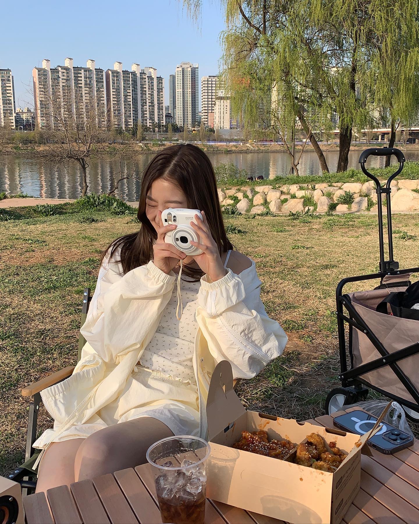 피크닉의 계절이 오고있죠 ,,🕊️
밤낮으로 일교차 심한 요즘같은 날씨에 하나 소장하시면
두루두루 걸쳐입기 좋아 
편하지만 예쁘게 ! 입기 좋은 트랙 셋업이랍니다 💫

나일론 소재감으로 가볍고 쾌적한 무드로 툭 걸쳐입기 좋고
셋업 팬츠와 함께 트레이닝룩으로 매치해도 예쁘고
데님 하의, 또는 원피스와 언발란스하게 입어도 완전 사랑스러워요 ,,💗
