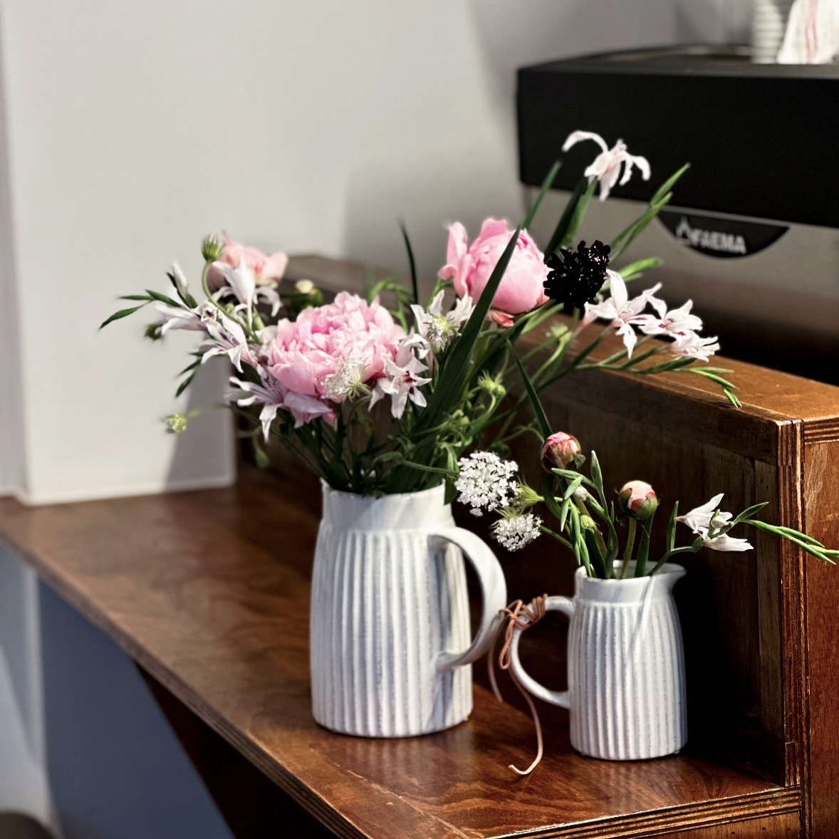 /
rowcity_coffee 가시면 작약의 계절이 시작되었음을 한눈에 아시도록 스타일링 해두었어요~
커피와 함께 즐감해 주세요💕

───────────────
⠀
🔖 예약은 프로필하단 링크에서 하실수있어요(가장빠름!!)
🔖 DM불가/ 댓글상담불가
🔖 전화문의 010-9263-2678
───────────────
⠀
Tuesday Morning
flower shop & class studio
───────────────
⠀
#대구꽃집 #대구플라워스타일링 #중구꽃집 #작약