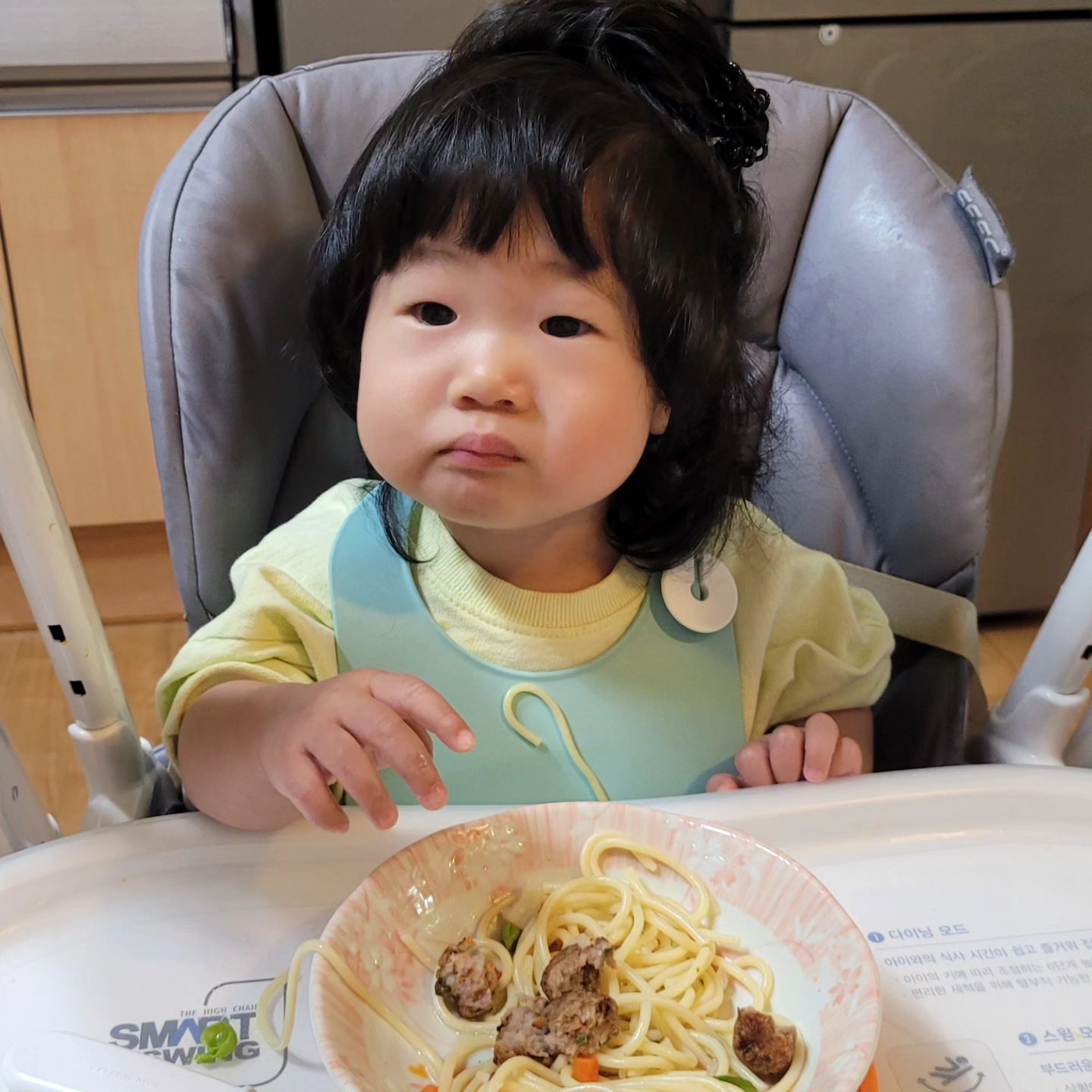 그렇게 이유식 안먹어서 
7개월까지 미음도 제대로 못먹이고 속상했는데
이도 아직 2개밖에 없는게 잇몸으로
#먹는데진심인편
 
사진 순서대로(최근 순)
1. 미트볼파스타
2. 콩밥에 대구탕
3. 맨밥에 김, 감자조림, 버섯볶음, 계란후라이
4. 양갈비
5. 시판이유식, 자두, 찐감자
6. 감자치즈볼 간식
7. 시판이유식, 샤인머스캣, 고기구이
8. 찐옥수수
9. 과일퓨레
10. 방울토마토

어린이집에서도 밥시간되면
제일먼저 자리잡고 앉는다고 함ㅋ
어린이집에서 나오는 죽도 다먹고
싸주는 도시락도 다먹고
간식도 다먹고 아주 먹는건 최고라네

오빠꺼 뺏어먹는건 일상이고
식탁위에랑 똑같은거 안주면 난리남...
덕분에 오빠밥 덜어서 먹이고있고요

안먹는 건 오빠꺼 뺏어주는 척하면 먹음ㅋㅋ

요새 안아요병인지 재접근기인지 내려놓기만하면 울어서 사이드힙시트로 한몸처럼 살고있음..

#아기먹방 #완료기이유식 #유아식 #돌전아기 #
#생후11개월 #생후10개월 #생후9개월 #육아기록 #육아소통 #둘째육아 #둘째스타그램 #딸스타그램 #흑호랑이아기
