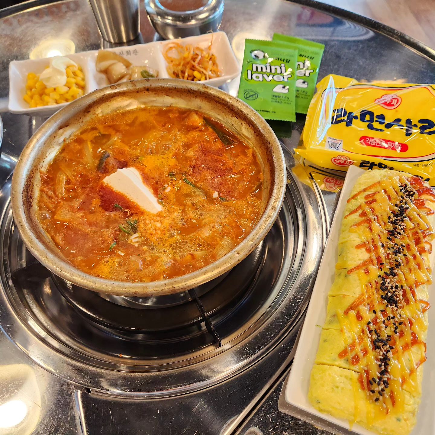 🍽

공기밥 포함이라 가성비 좋은 점심 메뉴로 딱인,
추운 겨울 뜨끈한 돼지듬뿍고기김치찌개와 왕계란말이🥘🍳로 한끼 뚝딱

#삼산회관
#삼산회관선유도역점 
#돼지고기김치찌개
#왕계란말이
#선유도점심
#삼산회관선유도역점