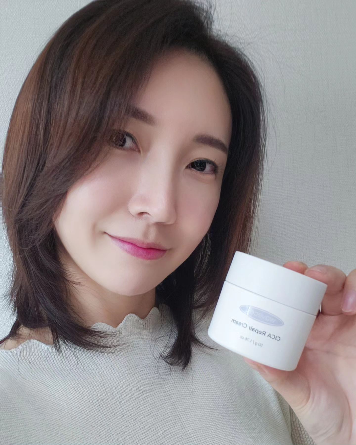 웨이브코스 #시카리페어크림 은
겨울철 보습감과 진정에
힘을 준 제품인데요

#주름개선기능성화장품 으로🌼
급 민감해진 피부를 빠르게진정시켜줘요

#크리스마스선물🎁 처럼 찾아온
웨이브코스 시카리페어크림

#속당김 부터 예민해진 피부라면
시카리페어크림으로 진정시켜보세요
아침저녁 데일리로 사용할 수 있는
빠른진정케어🎶 가 가능하답니다😃

650,000ppm의 병풀추출물이🌿
#피부재생 과 #항균 #항산화
그리고 피부톤 개선까지

바르면 싸악 스며들어서
끈적임 없이❌️ 가벼워요🌬

#병풍추출물 이 좋은건 다들 아시죠✨️
시카리페어크림 진짜 추천합니당😆💕

.
.
.

wavecos.ad wavecos.official

#제품협찬 #웨이브코스 #wavecos
#보습크림 #진정크림 #스킨케어 #겨울크림
#광고지만좋아 #겨울필수템 #보습충만크림
#진정크림추천 #보습크림추천 #미용템