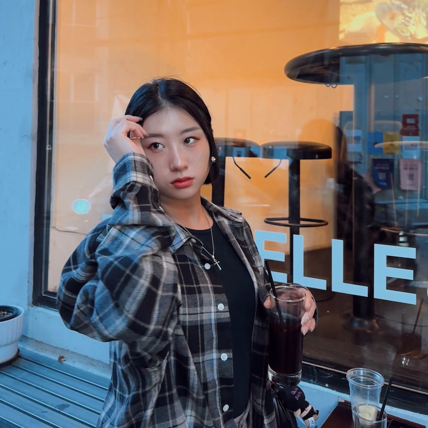 화창해서 행복한 날 ☀️
가을 아우터를 입기에는 아직 부담스러운 요즘, 가볍게 걸치기 좋고 들고 다니기에도 좋은 체크셔츠 추천 🍁
.
#ootd #takeasy #테이크이지 #체크셔츠 #checkshirt #데일리룩