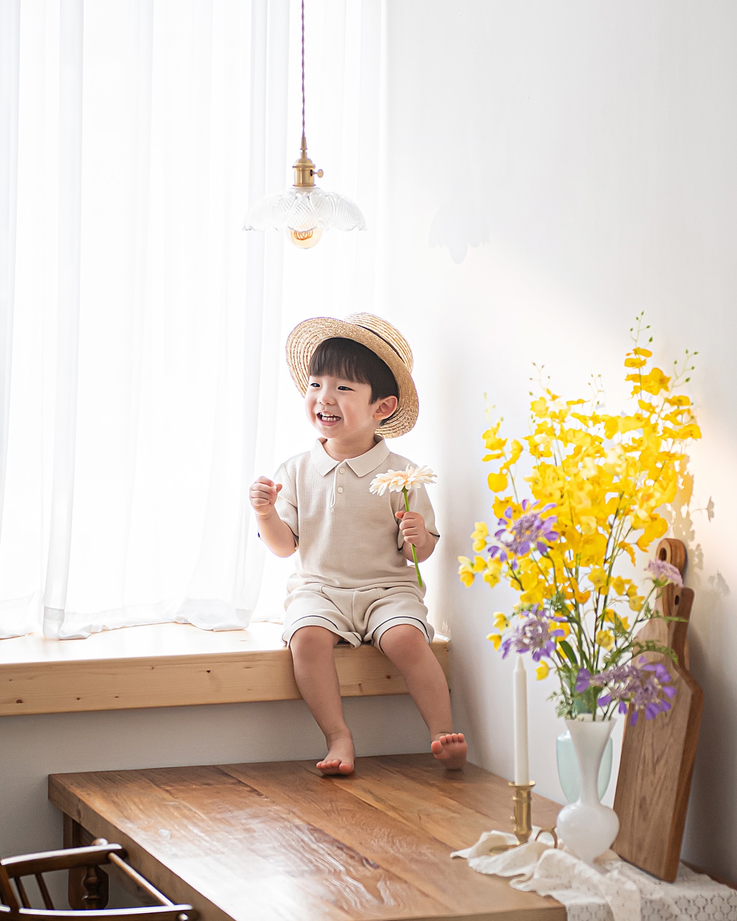 🌼🌼

유어라운드 스튜디오 ‘창가 컨셉‘ 🌿

오랜만의 스튜디오 촬영이라 
엄마, 아빠가 많이 긴장했는데
작가님들이 넘 재밌게 놀아주셔서
낯섦도 없이 하하호호 웃으면서 
촬영 넘 잘 했어요! 

순간 순간 아가 표정을 잘 캐치하셔서
파바박 빠르게 찍어주시기 때문에 
저처럼 걱정하셨던 분들은 
걱정 한시름 놓으셔도 되어요 💛

모든 컨셉마다 꽃이 있어서 넘 화사한데다가 
옷과 모자 등 센스있는 코디에 
엄마 아빠 끙끙 앓았답니다 🥹

🏷️ 유어라운드 스튜디오 u.around_photography 

- 경기 광명시 신기로 7 골드스타 305호
- 평일 10:30 ~ 19:00 (월 휴무)
- 주말 10:30 ~ 17:00
- 건물 내 전용 주차장 주차 가능
* 광명 이케아 주변이라 촬영 끝나고 
이케아, 코스트코 가면 주말 일정 수월하게 끝 👌🏻

#시미준 #시미준_기념사진 #900일
