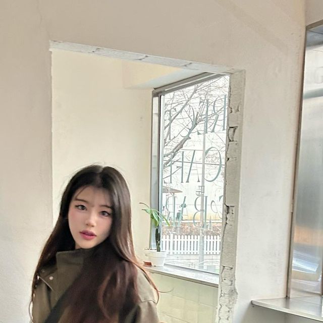 지현 on Instagram: "#광고 87-STAN011 [비건 스웨이드] 하이넷 포켓 스웨이드 자켓 ㄴ POLY 100% ㄴ 보통 스웨이드 질감보다 소프트한 터치감으로 느낄 수 있는 편안한 착용감 ㄴ 루즈~오버핏 실루엣